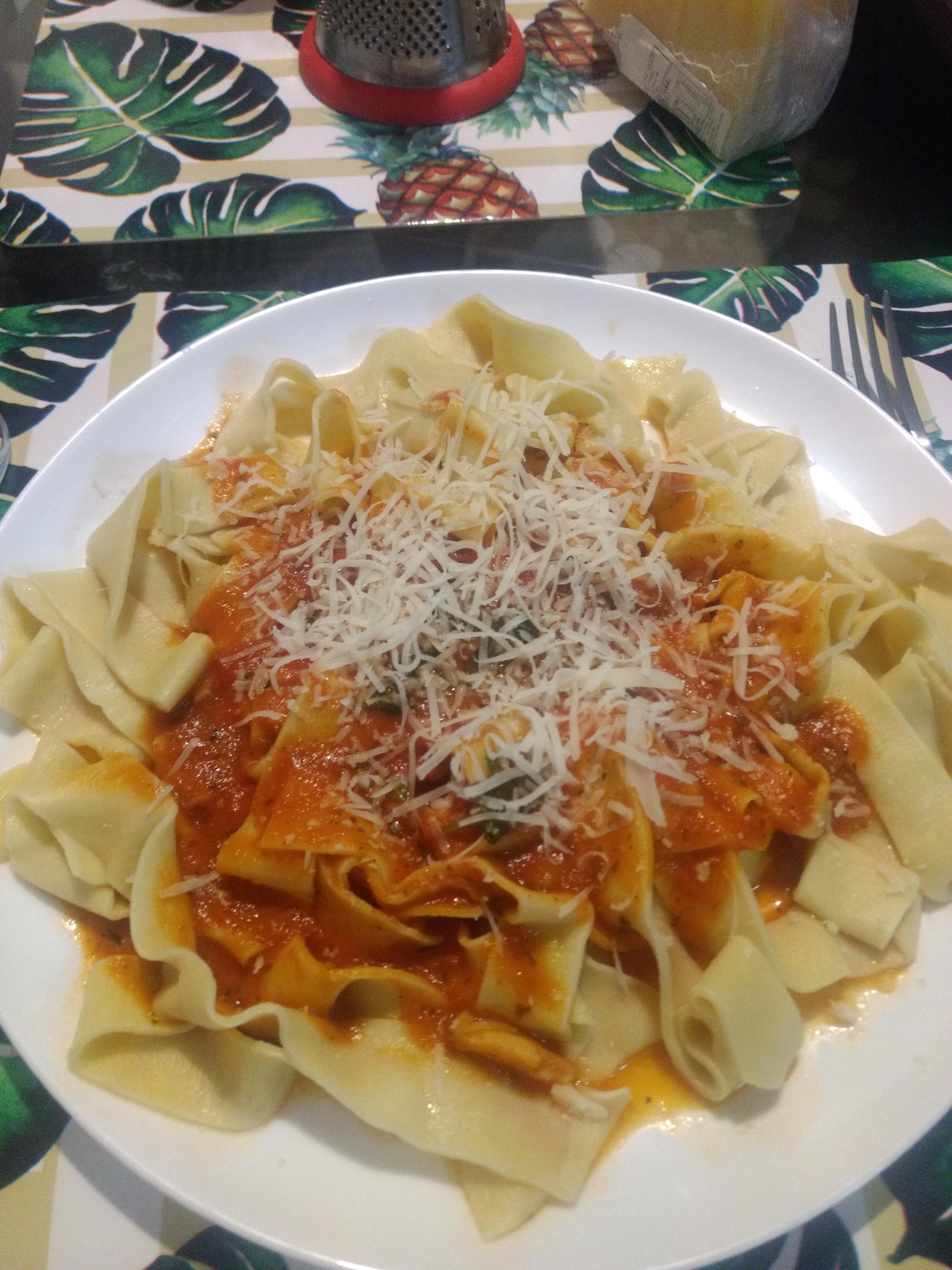 [Homemade] Fresh pasta w tomato sauce r/food