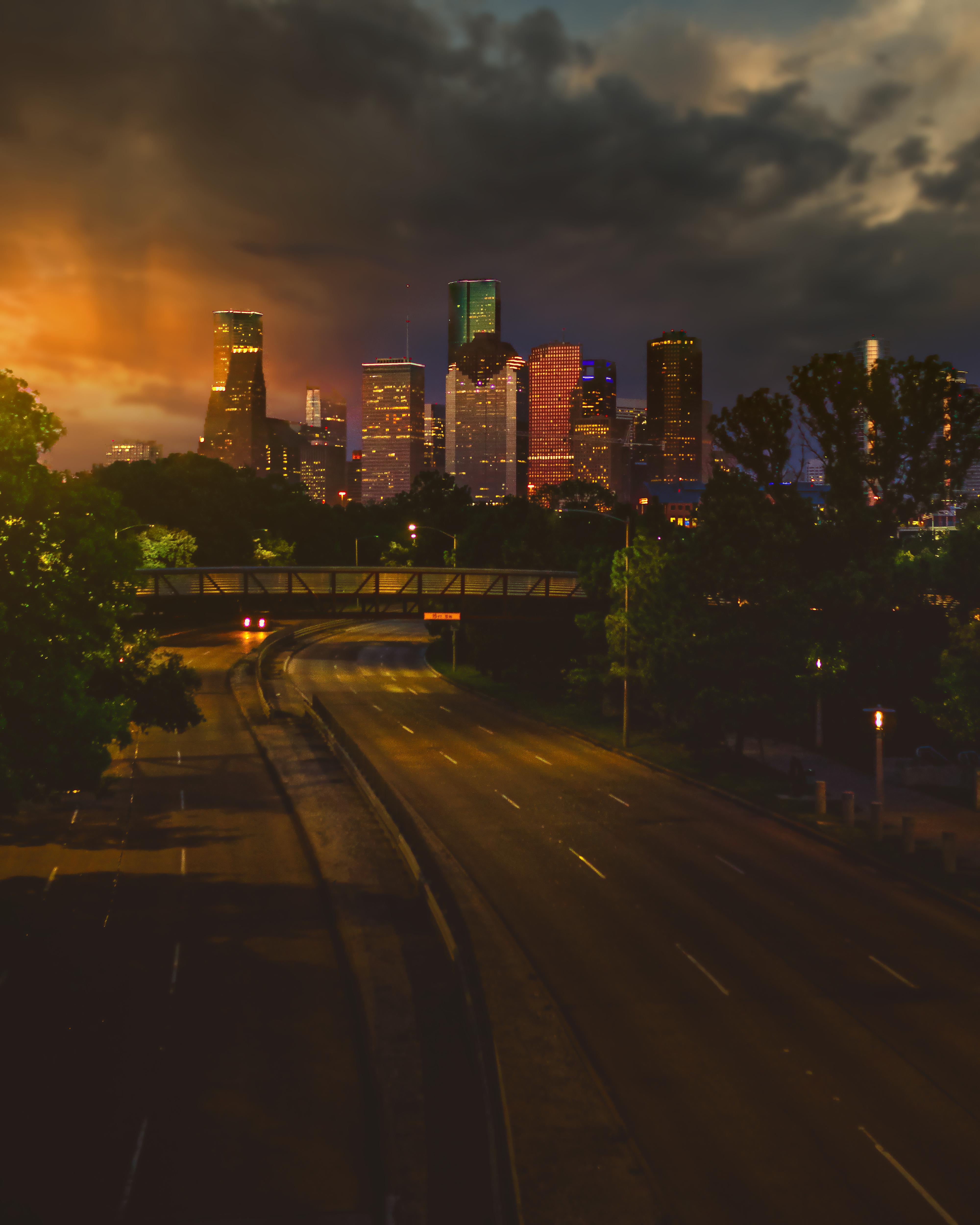 Sunset with storm rolling into Houston TX r/CityPorn