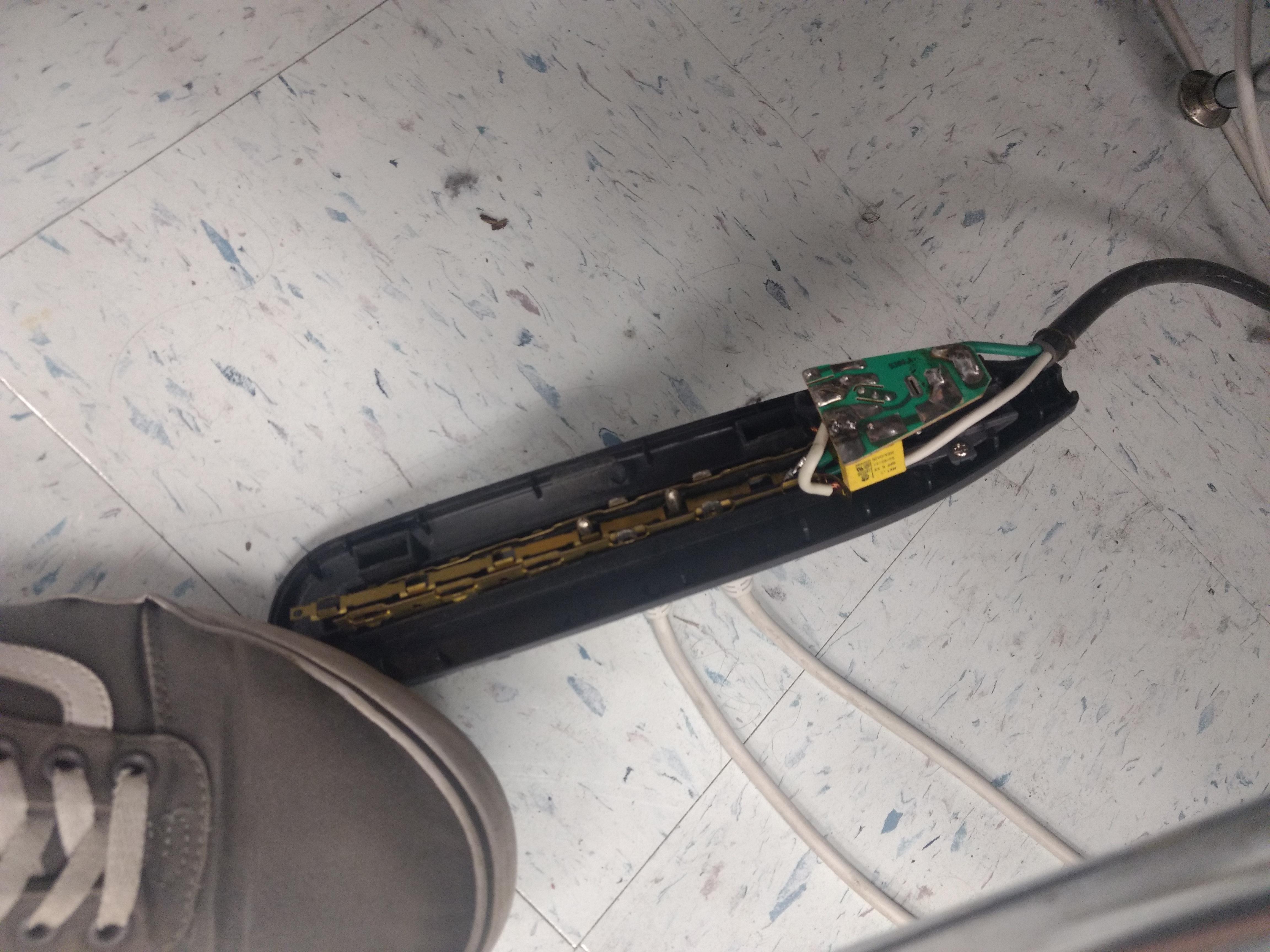 This surge protector in my French class looks quite dangerous r/techsupportgore