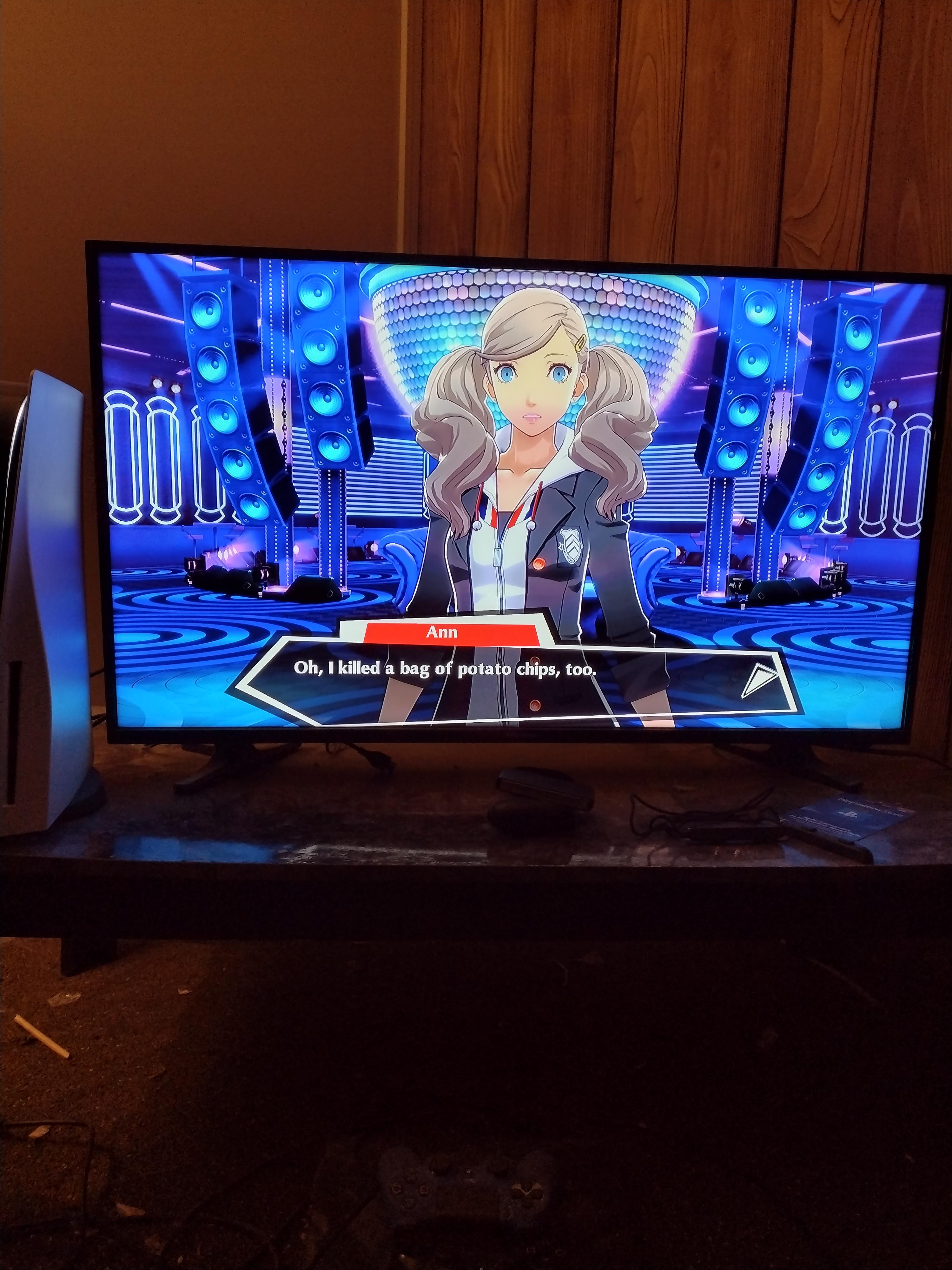 Light Yagami grabs a potato chip and eats it. Ann on the other hand