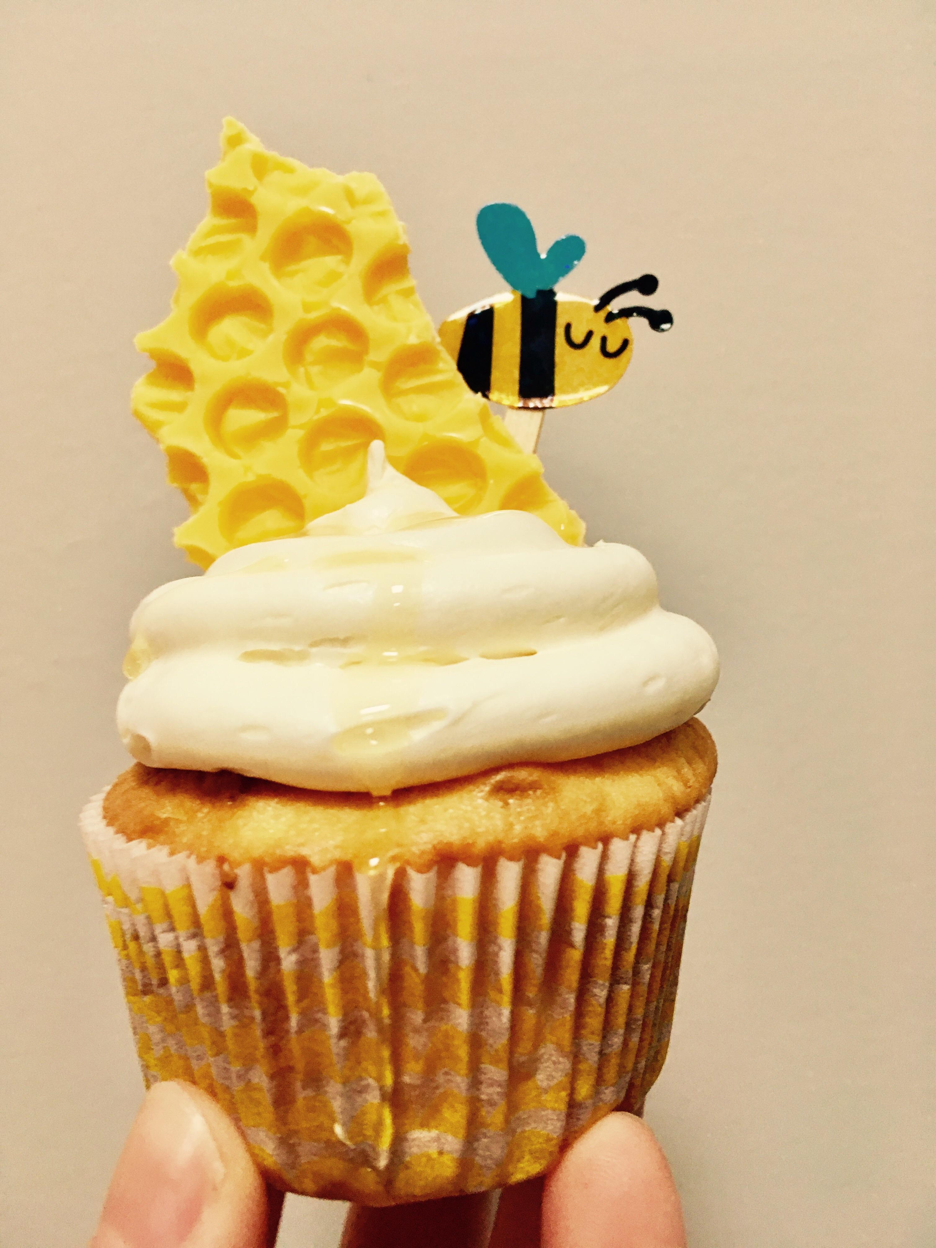 Honey cupcakes with white chocolate (I made it with bubble