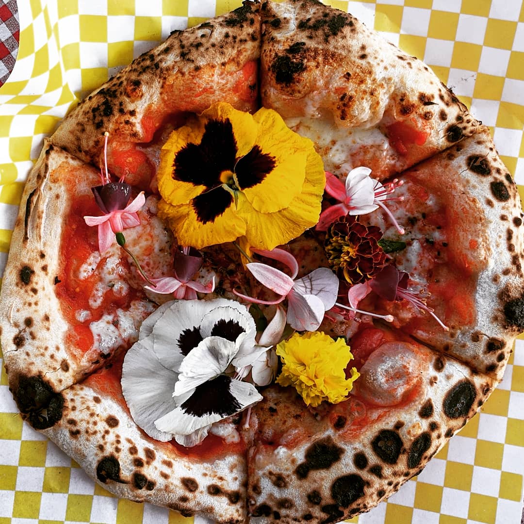 Made this pizza at a festival ! Pretty flowers r/neapolitanpizza