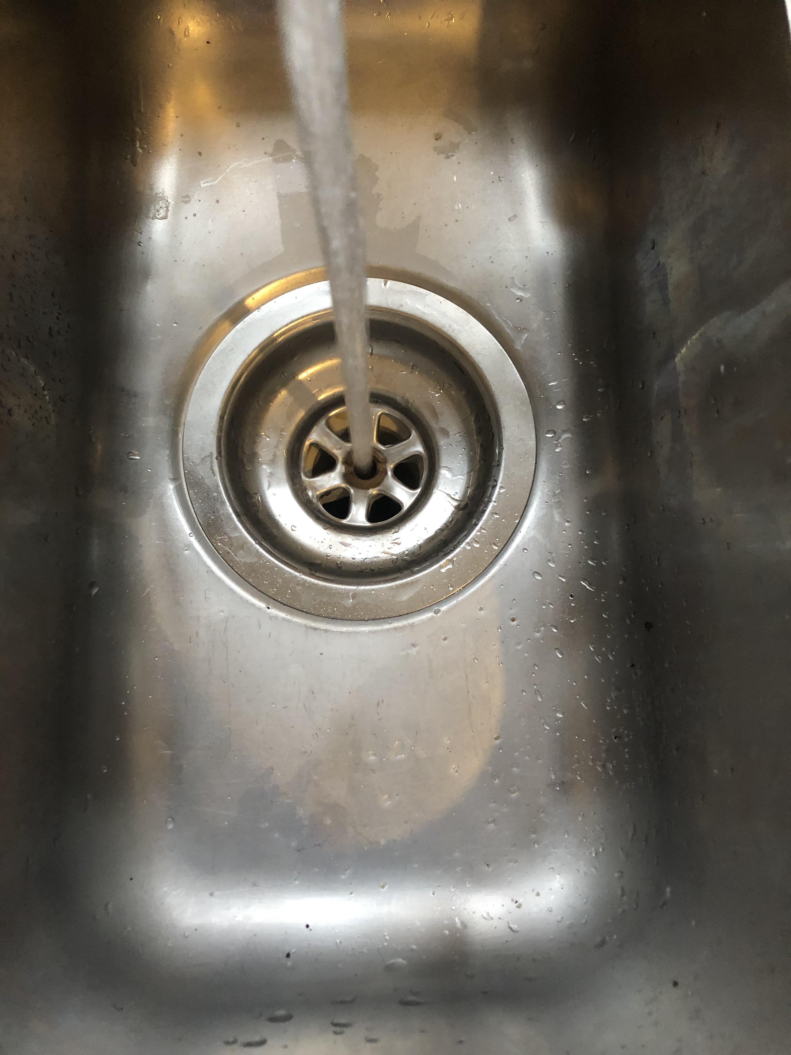 My kitchens tap perfectly flows down the drain r/Perfectfit