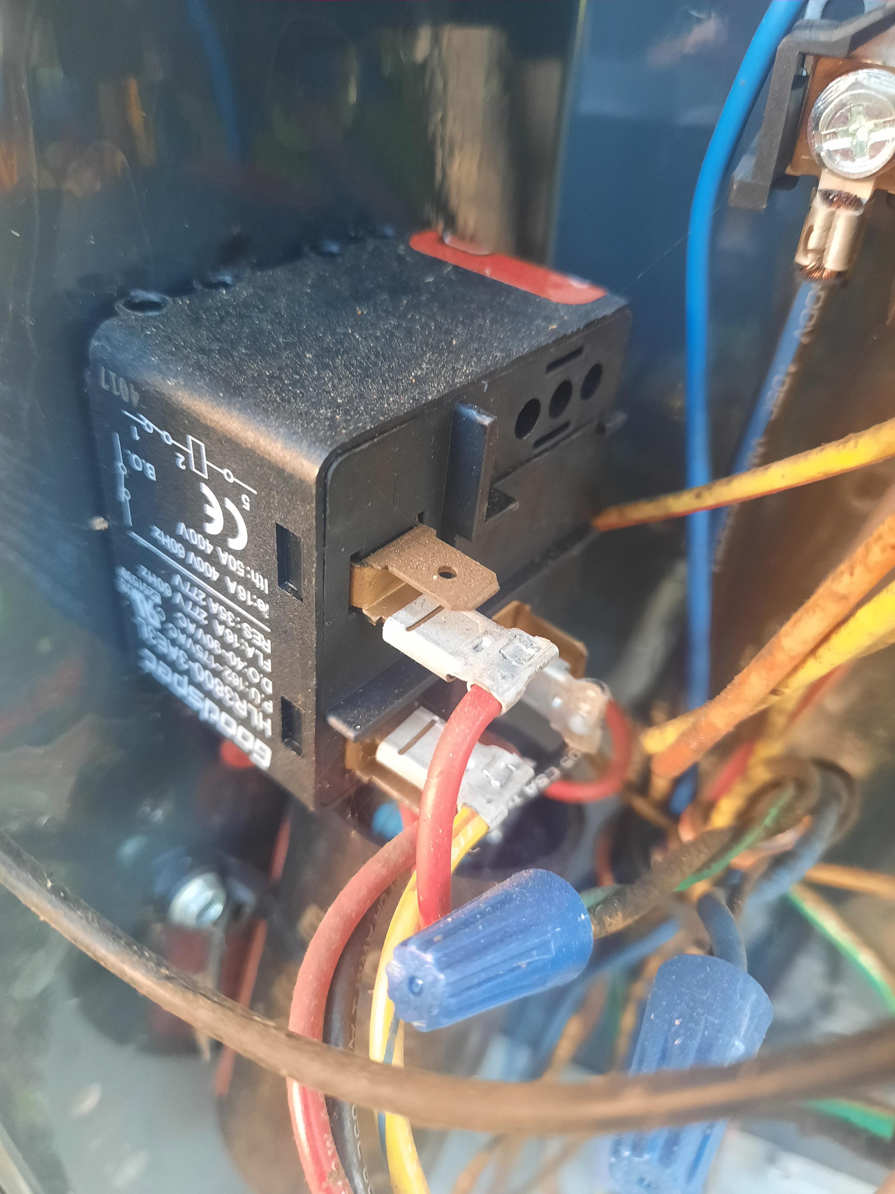 H9w does this relay work? 2 red wires go to a start capacitor and