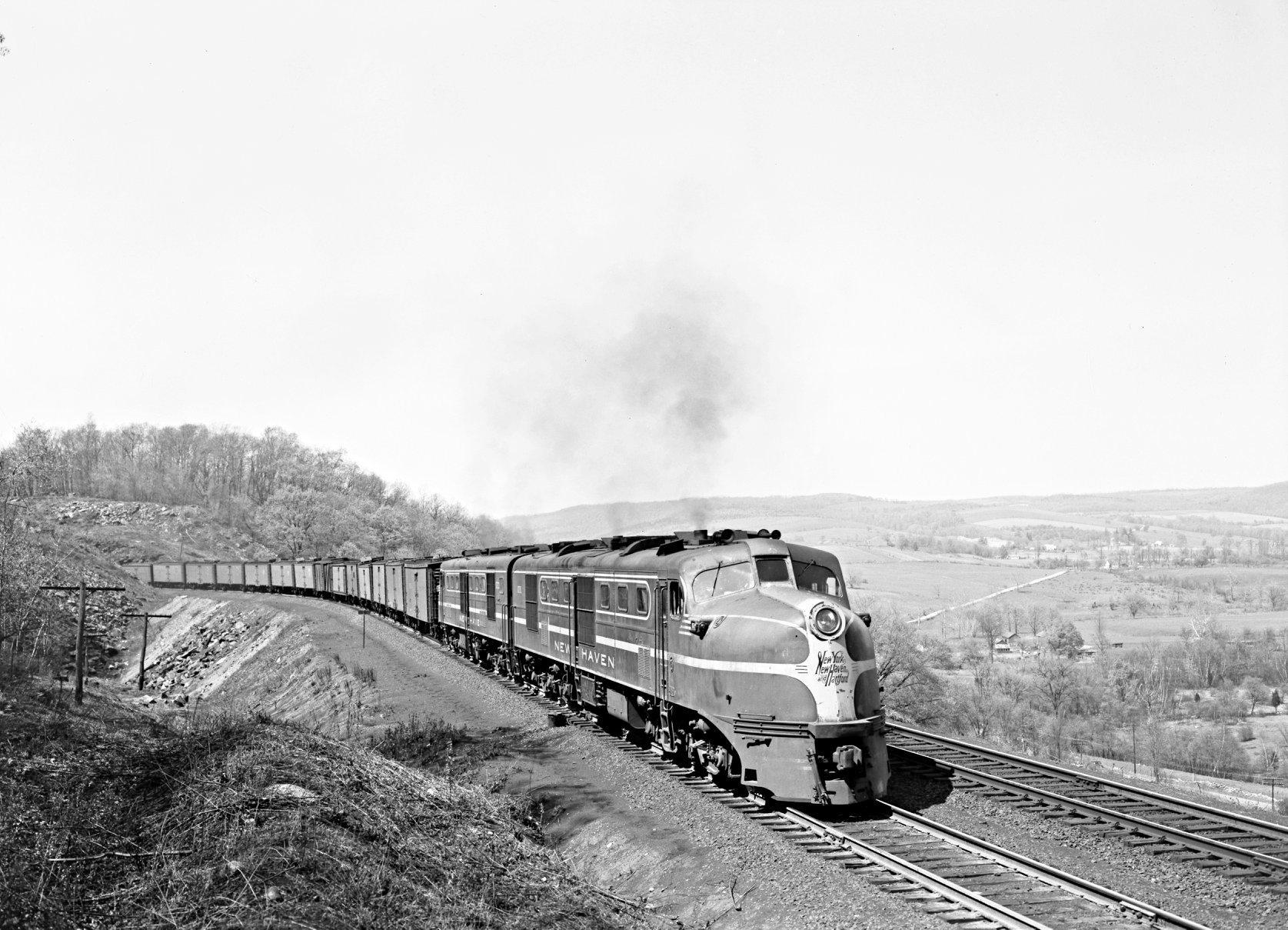 New Haven Alco's DL-109 at Poughquag NY. 1947 : r/trains