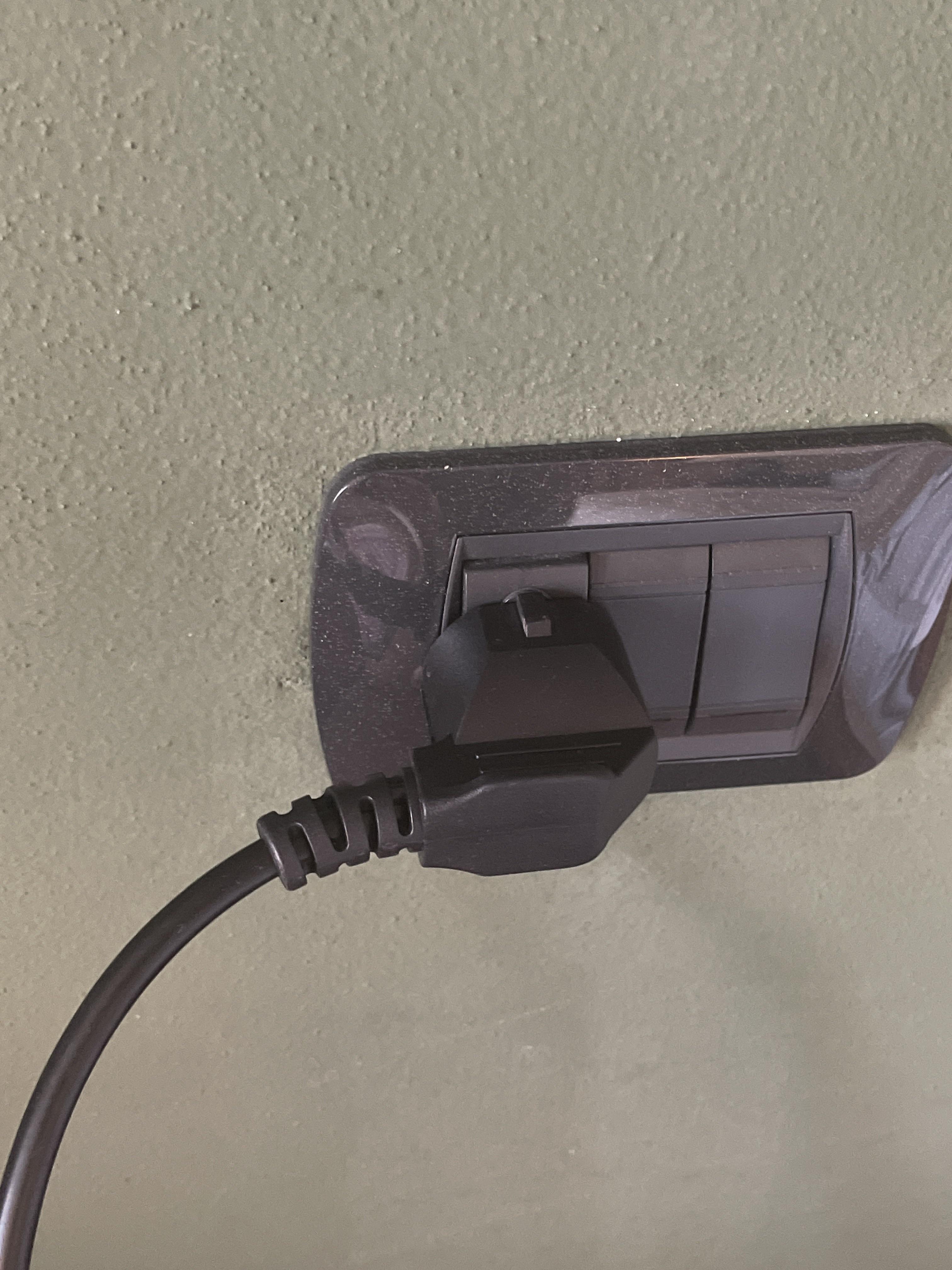 [HELP] Is this safe to use? Using a grounded eu charging adapter into