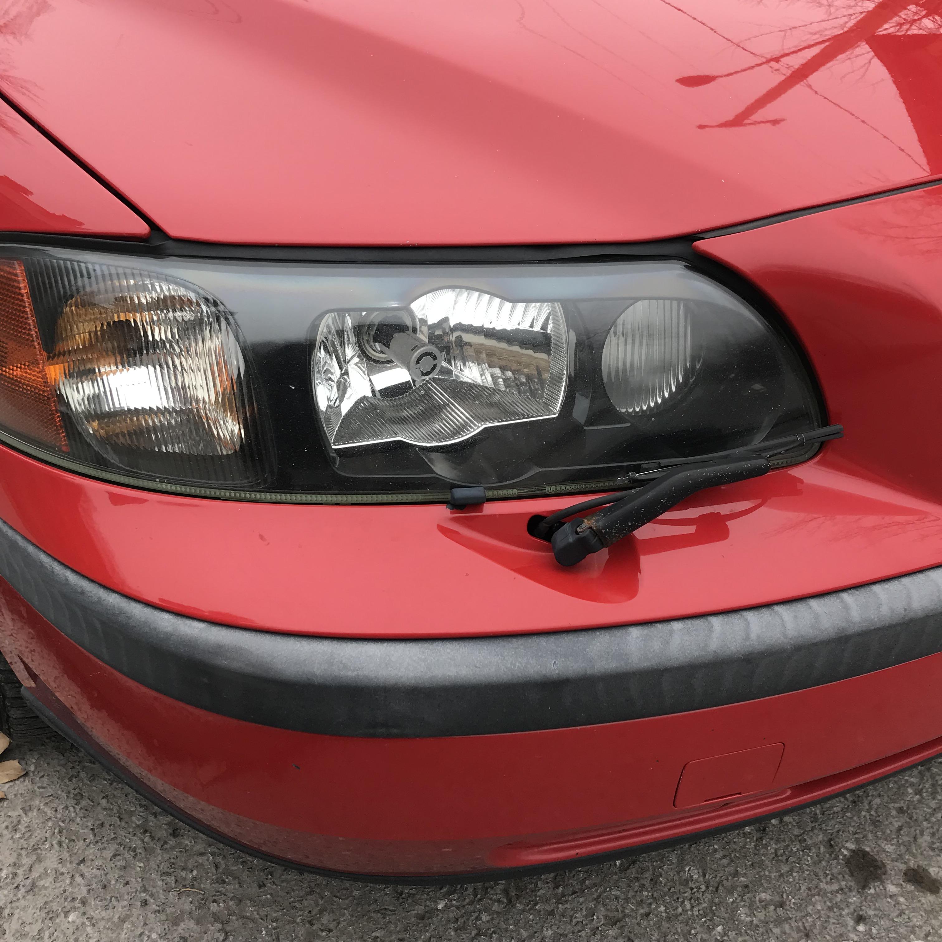 These headlights have their own little wipers 🤔 : r/mildlyinteresting