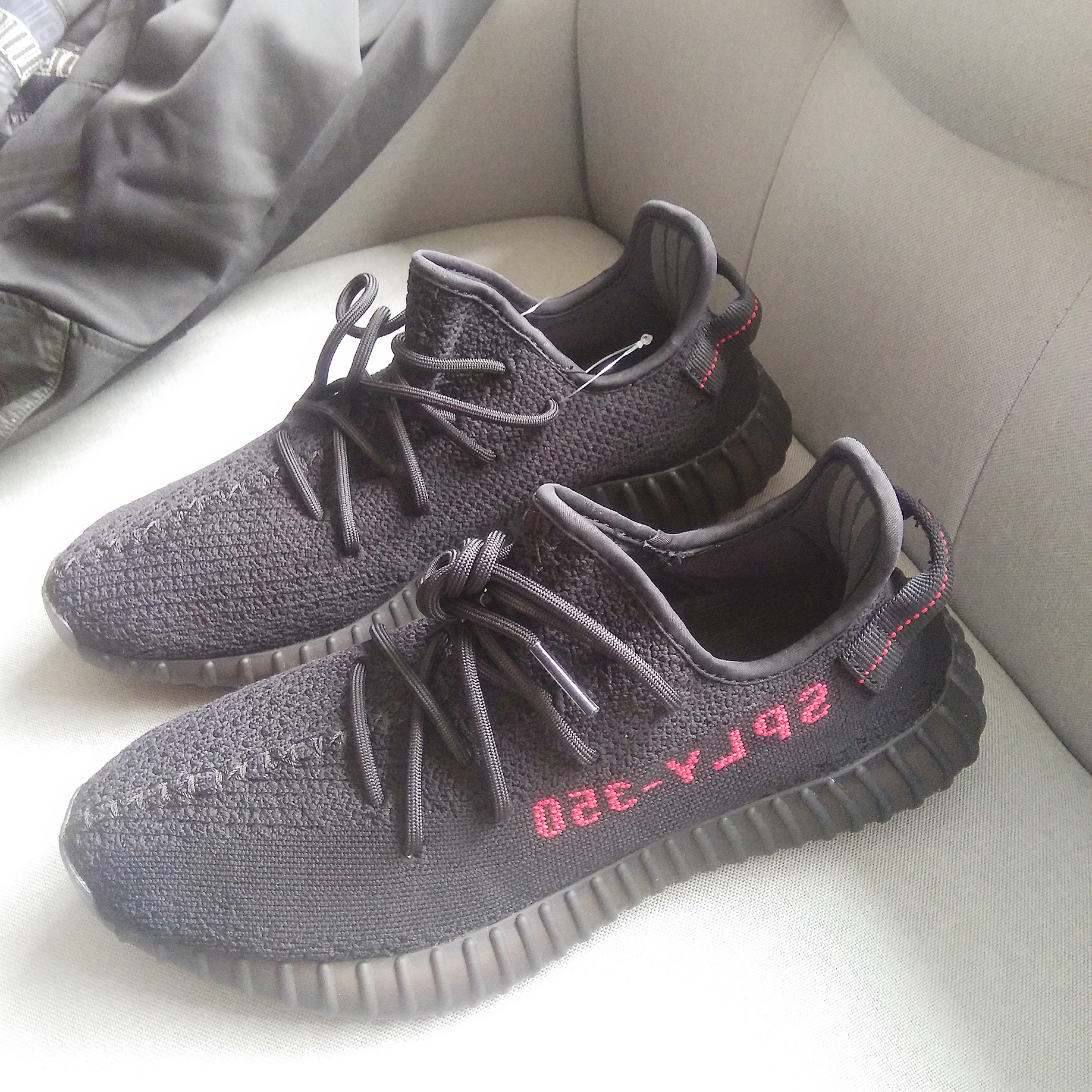 I feel like I bought a pair of fake shoes? Legit check one under pair