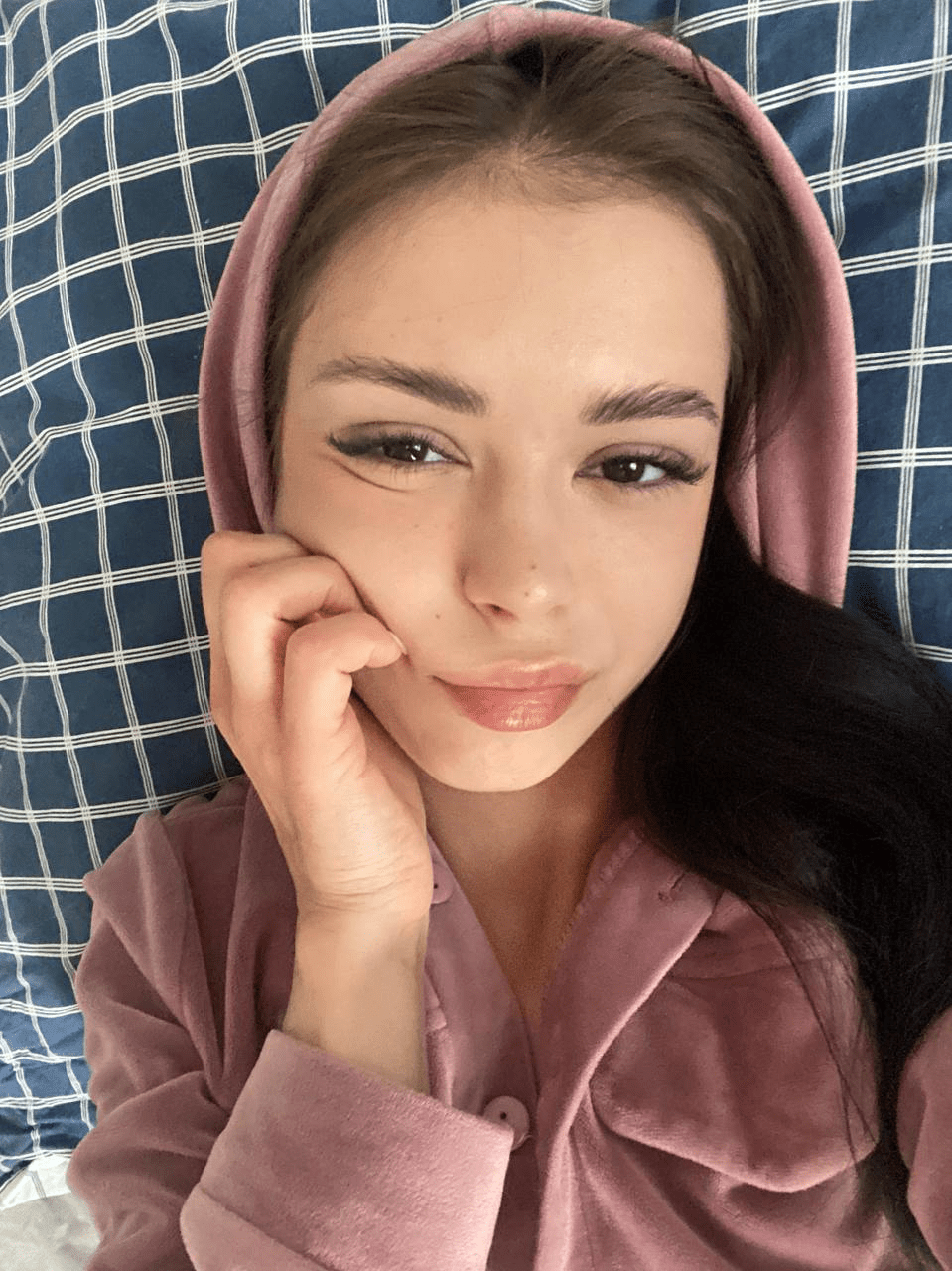 I'm very cumfy lying on the bed r/Cumfy