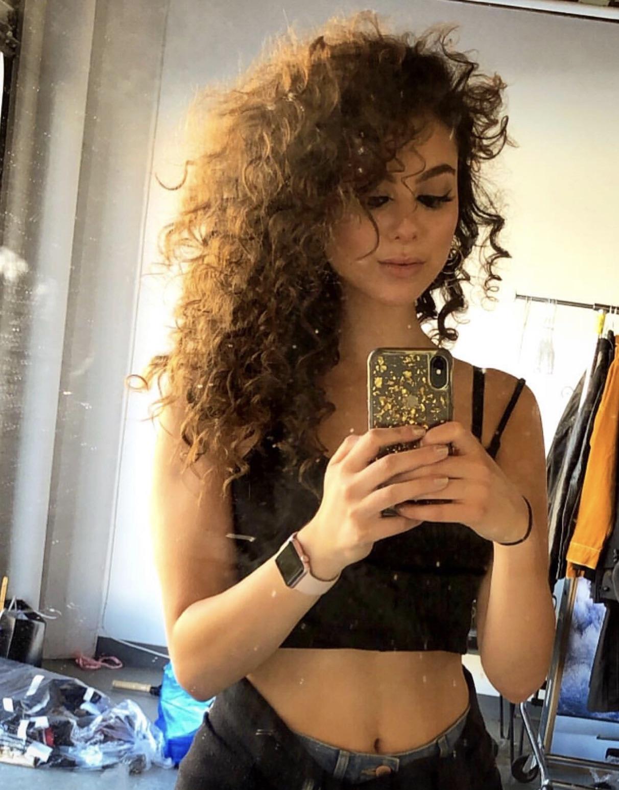 Curly hair selfie : KiraKosarin