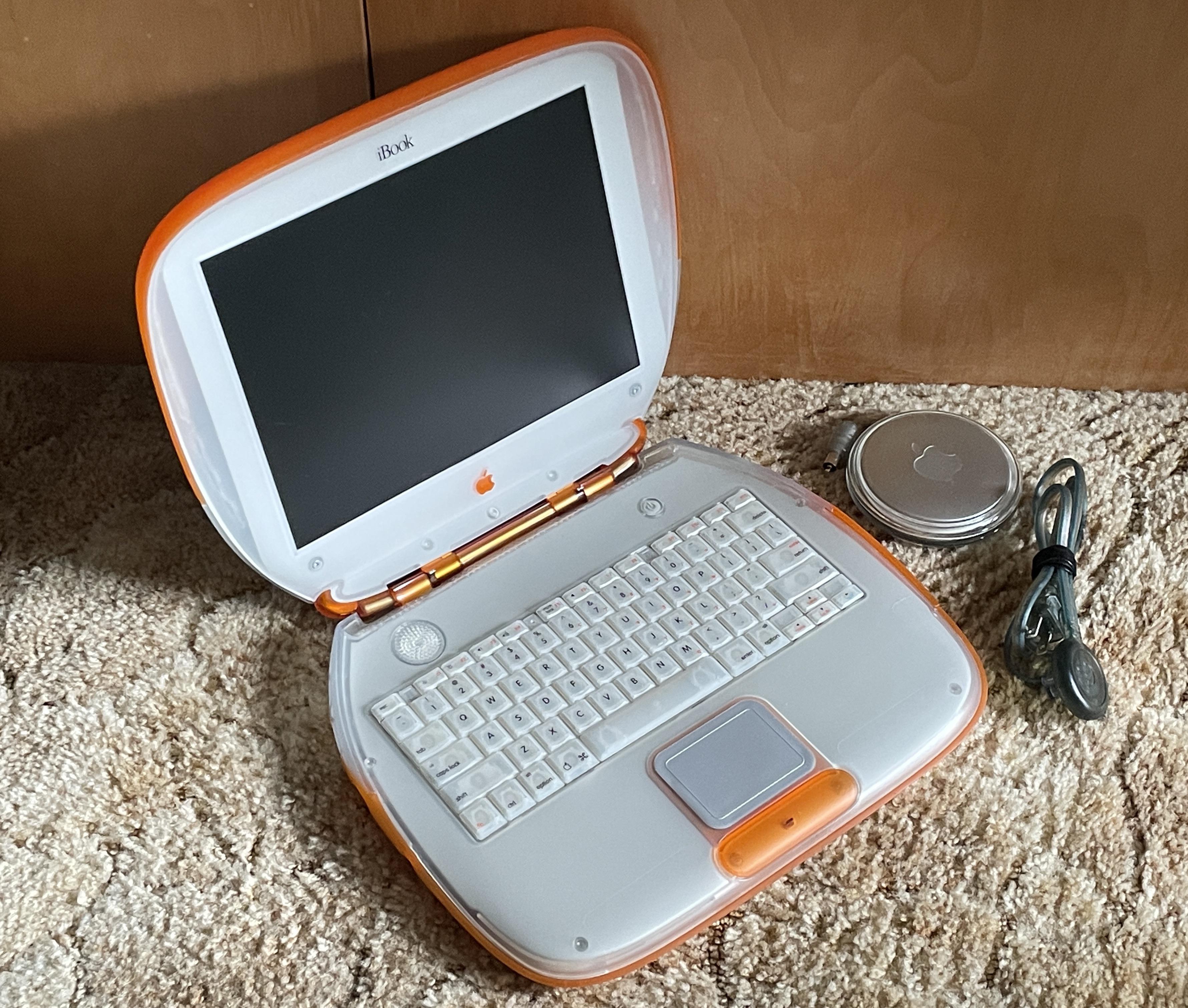Restored this 40 iBook Clamshell I found at a garage sale r/VintageApple