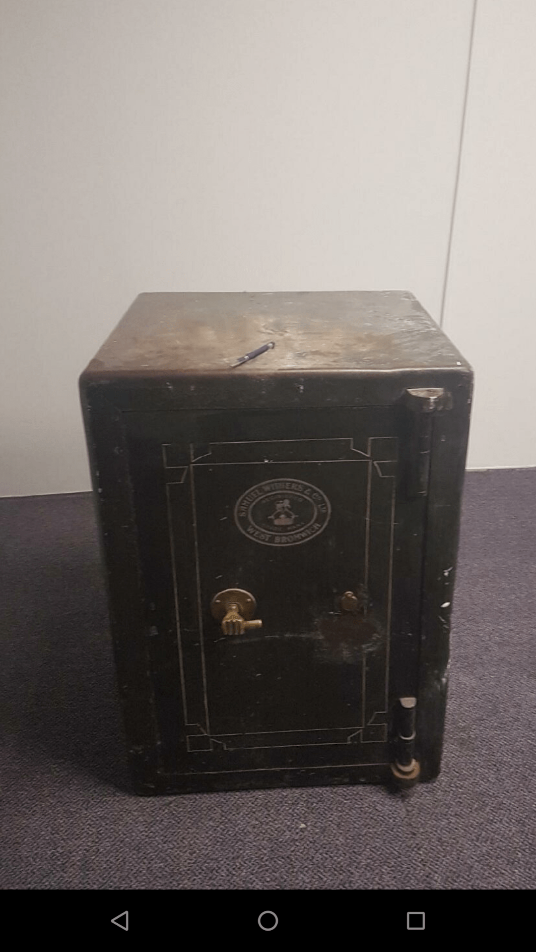 This old safe is going for 1 reserve near me with no key. Worth a go