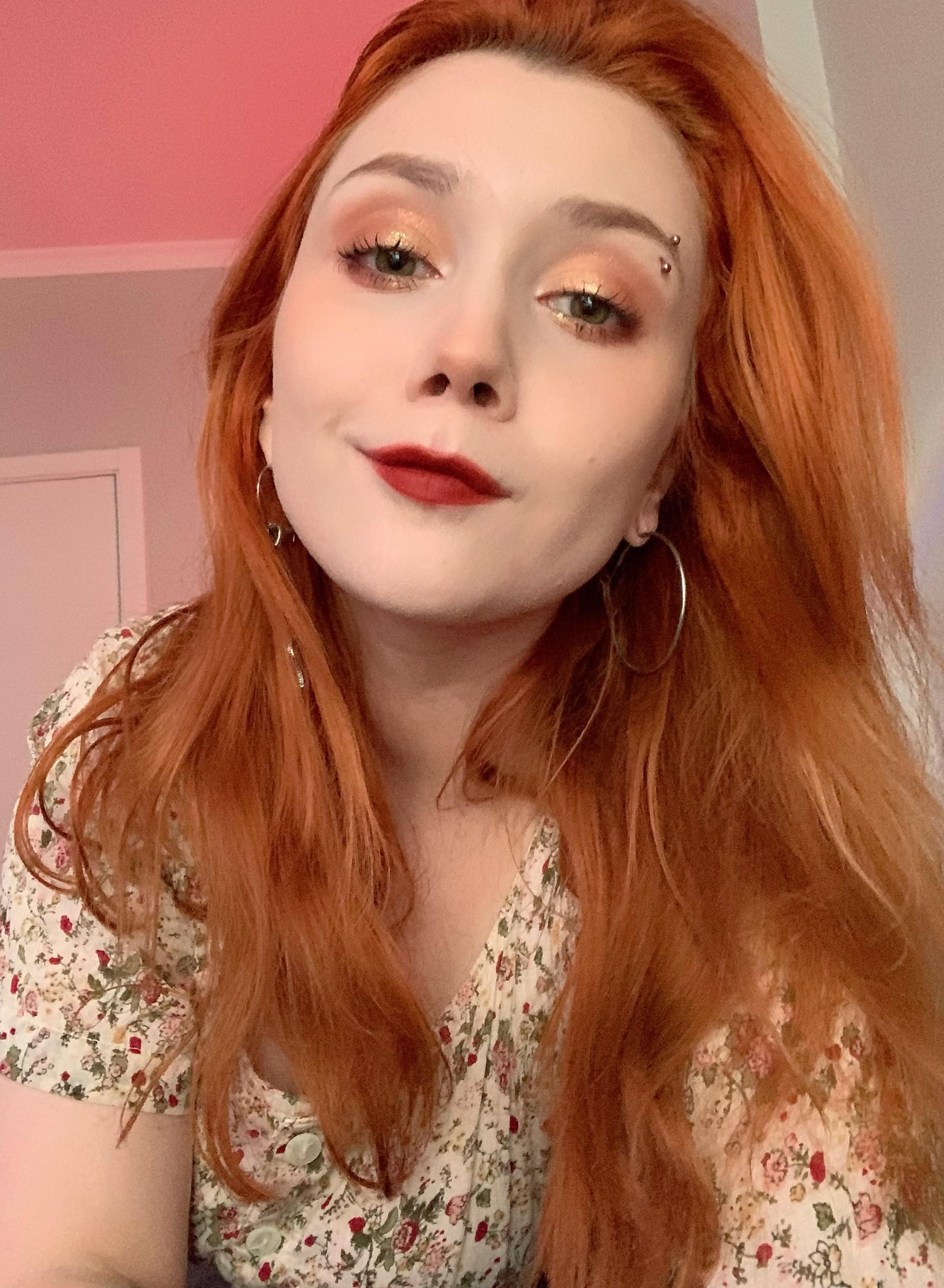 A redhead girl taking selfies to make your week start good 😊 - Sexy