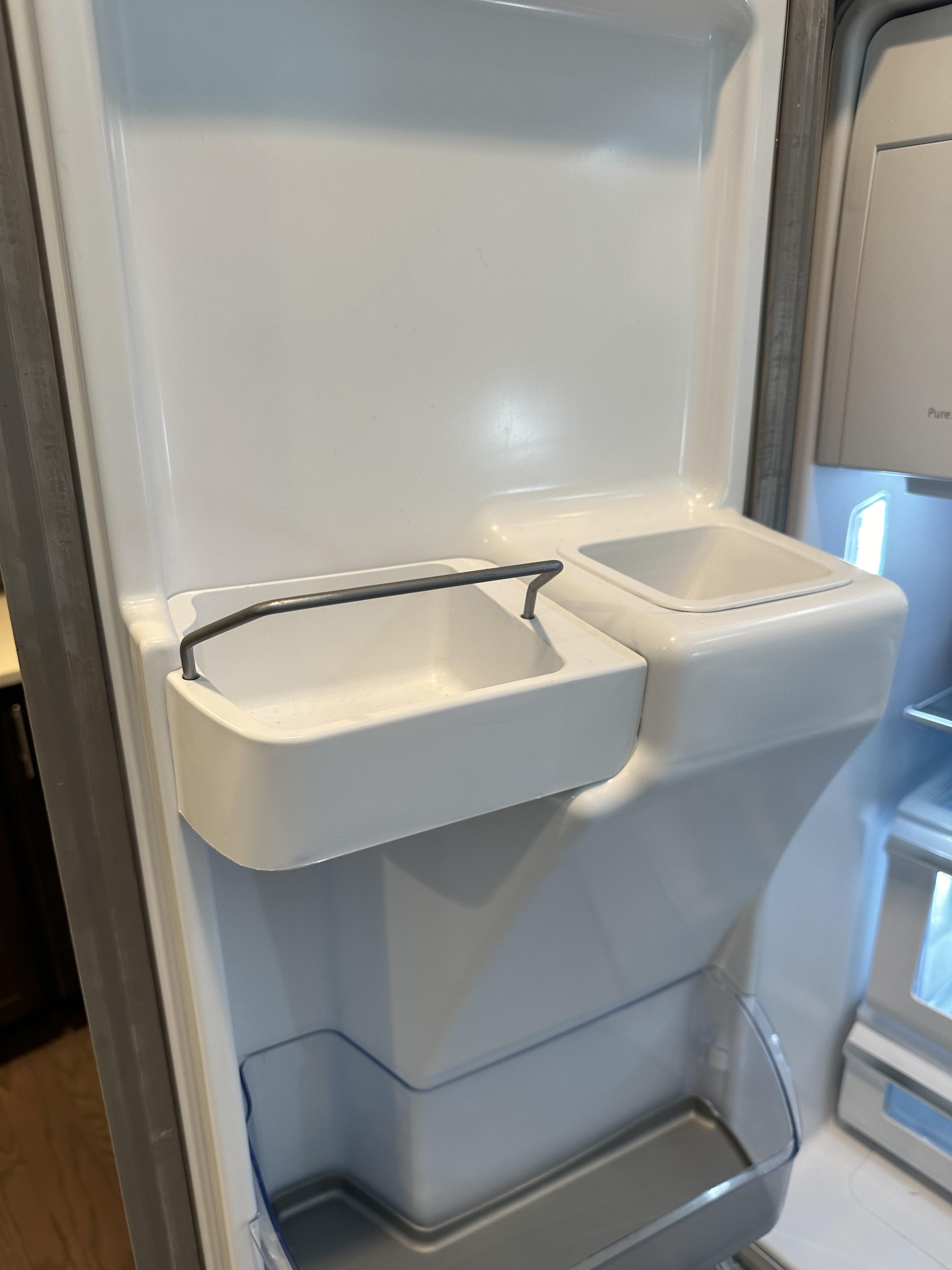 Fridge has a weird shelf r/Appliances