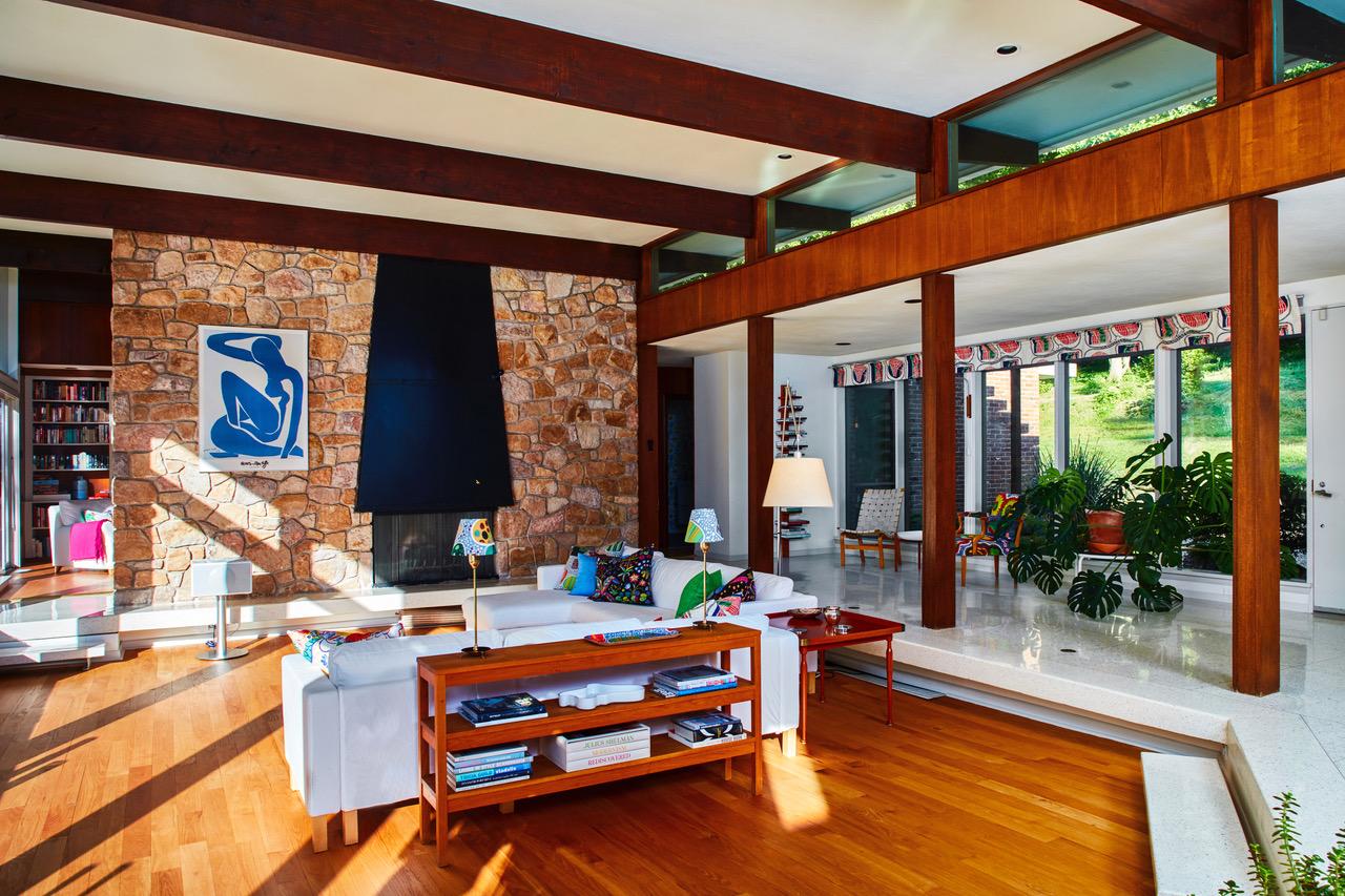 Living area of a Midcentury Modern house near Philadelphia, US [1280 x