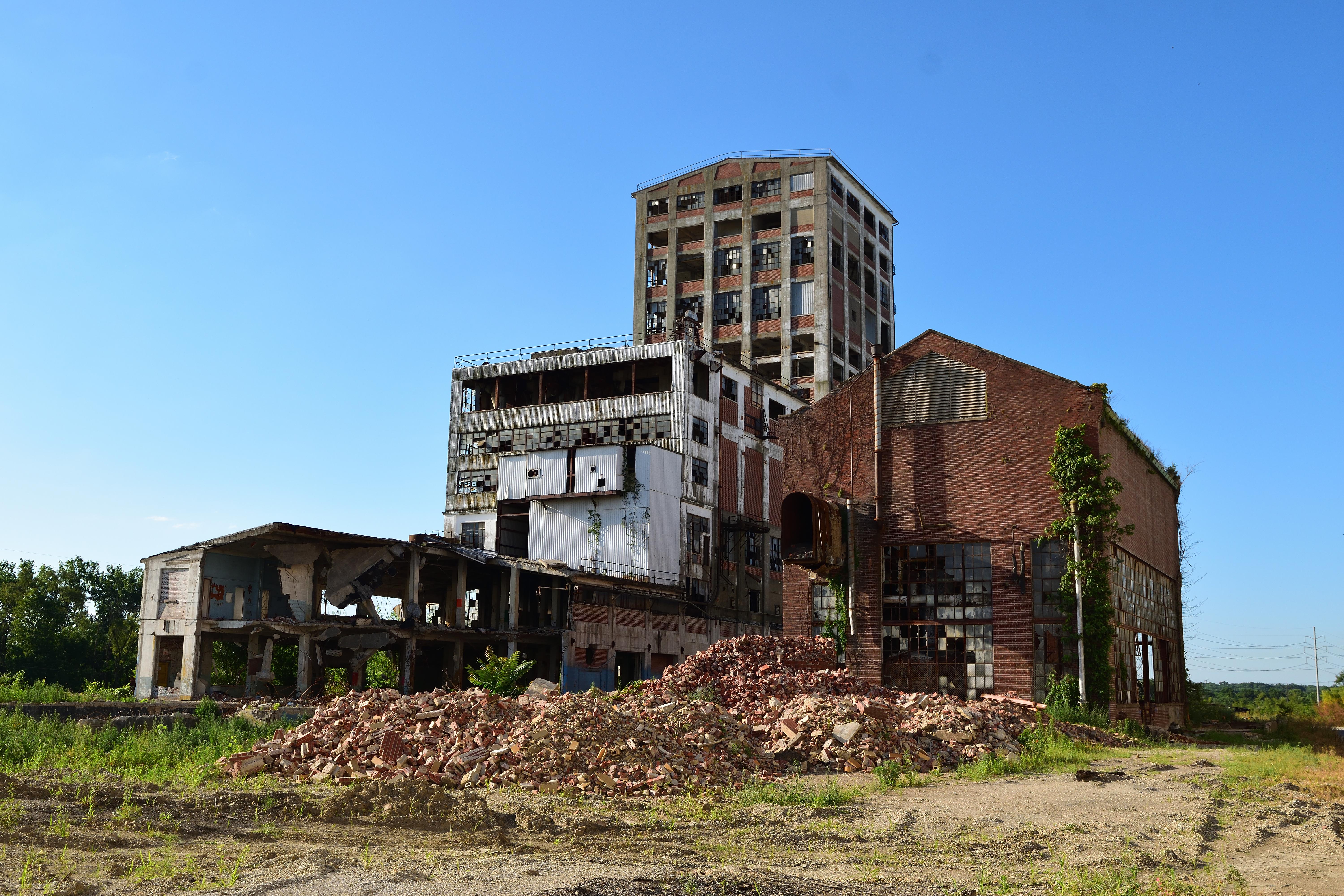 Allied Mills dog food plant [6000x4000][OC] r/AbandonedPorn