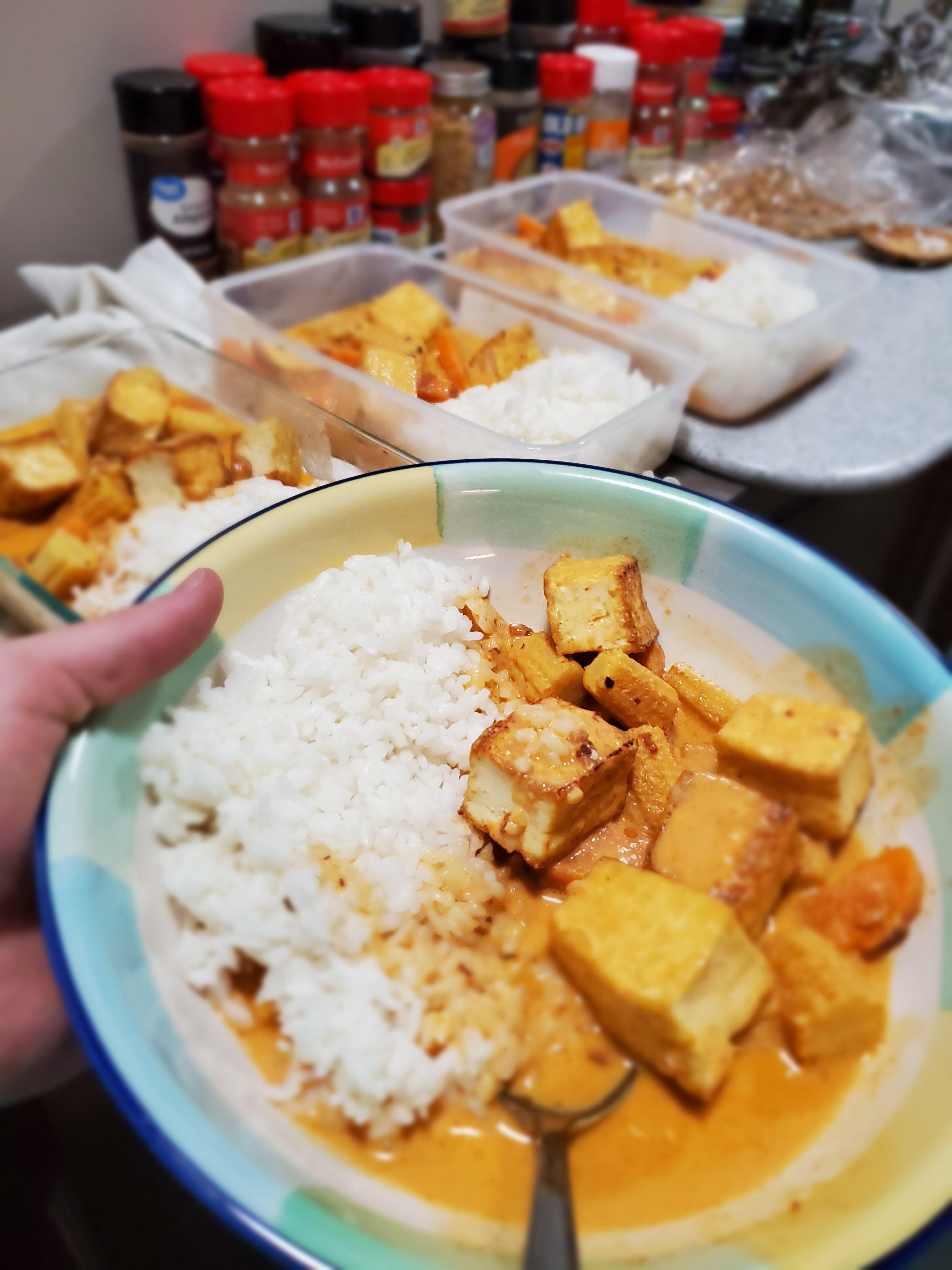 Coconut tofu curry & rice. r/mealprep