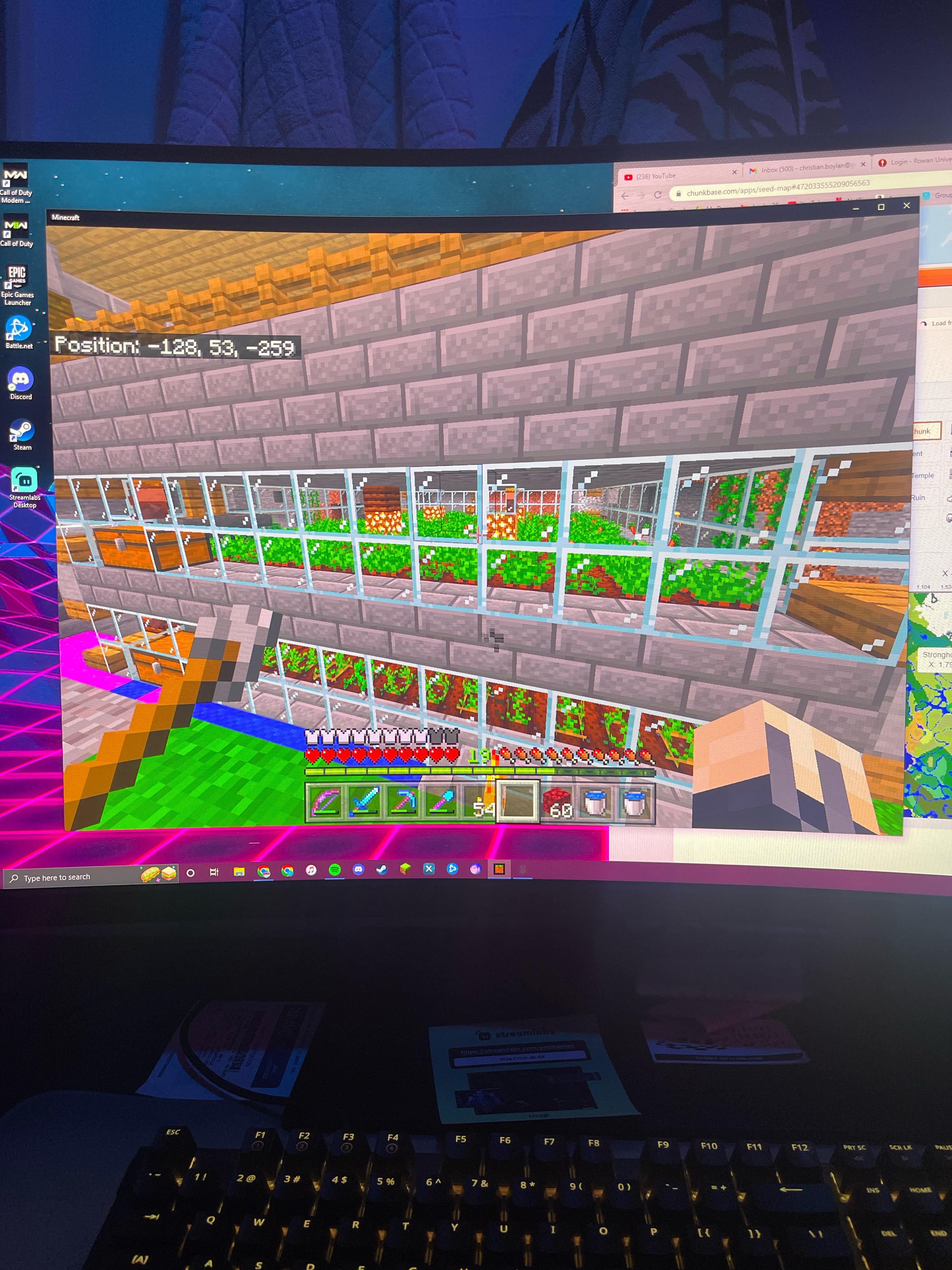 Made this villager potato/carrot farm but carrot guy won’t share food