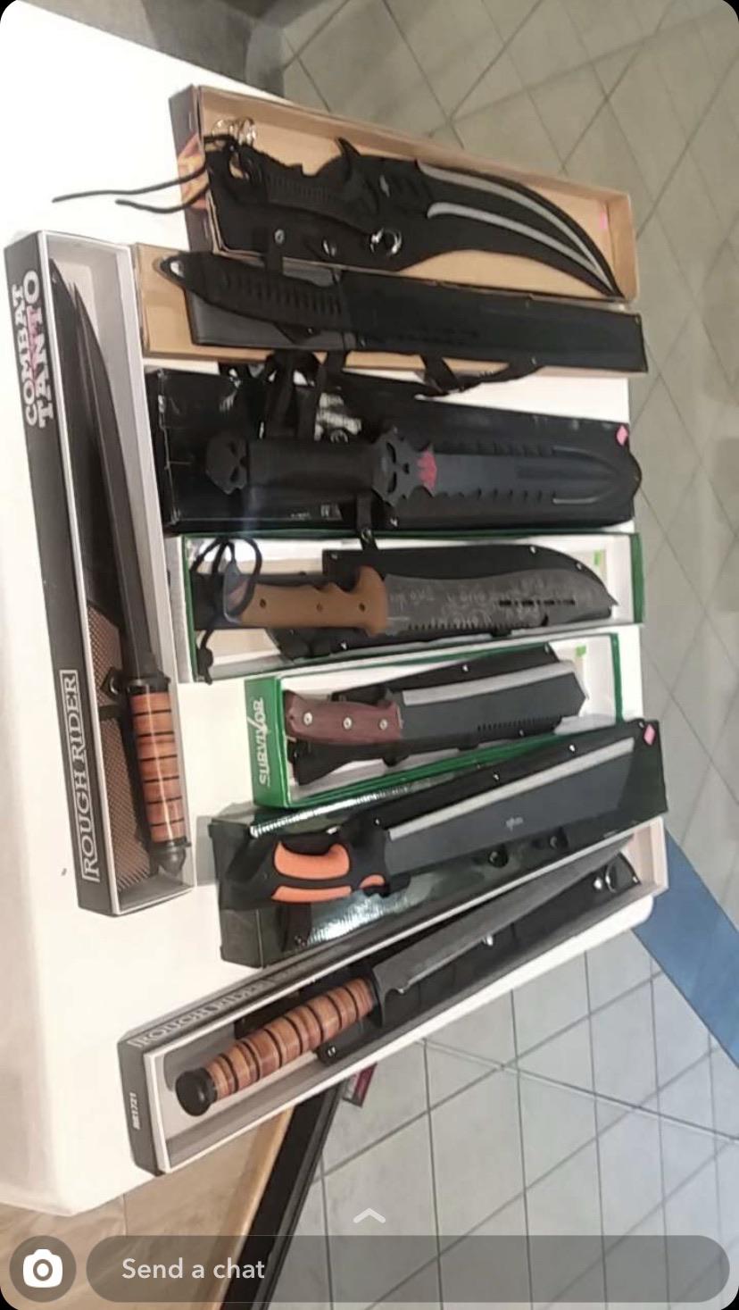My friend went to one of them mall knife stores r/mallninjashit
