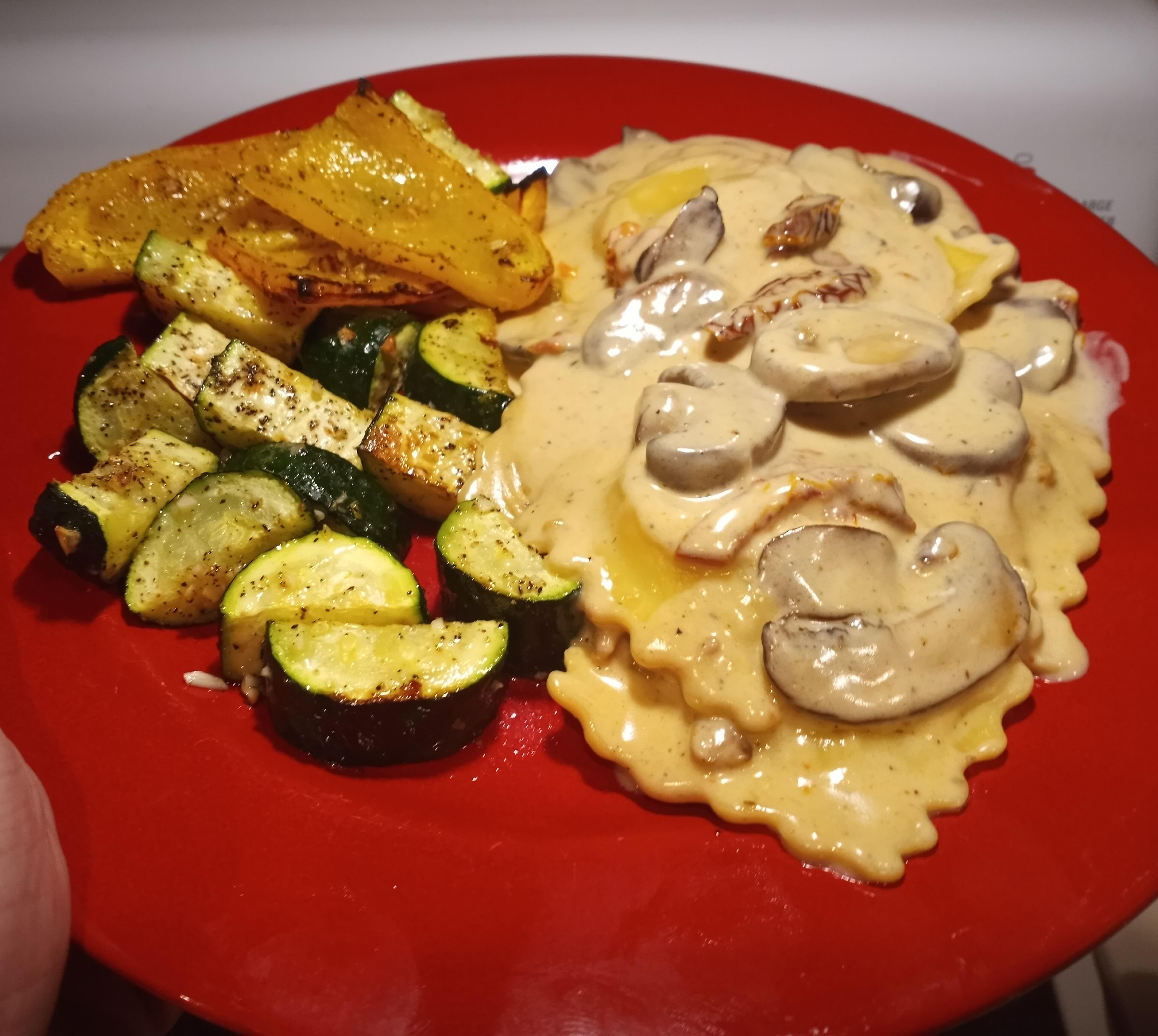 [homemade] Sundried Tomatoes and Mushrooms Alfredo, Lobster Ravioli