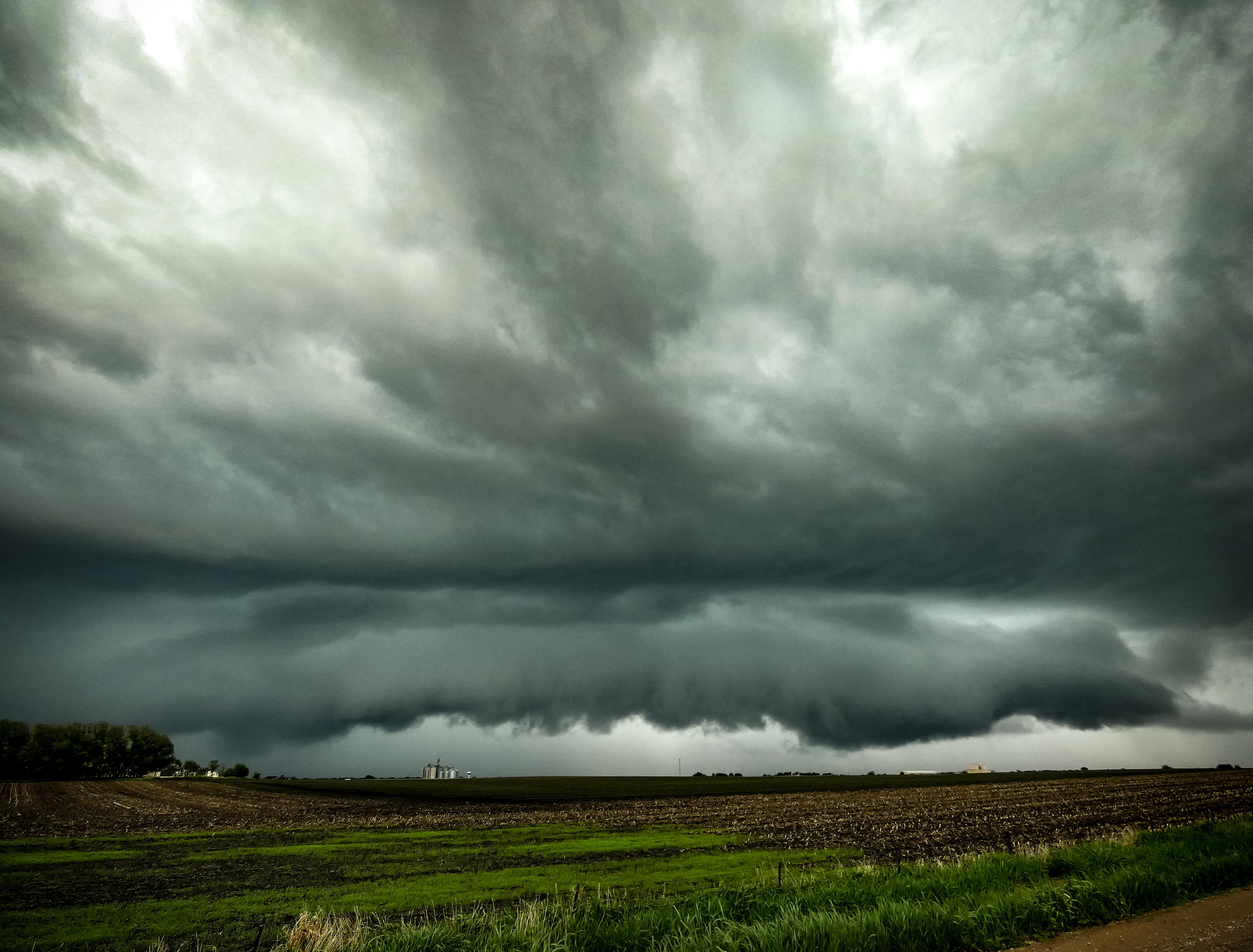 Shelf Cloud over Slater, IA r/weather