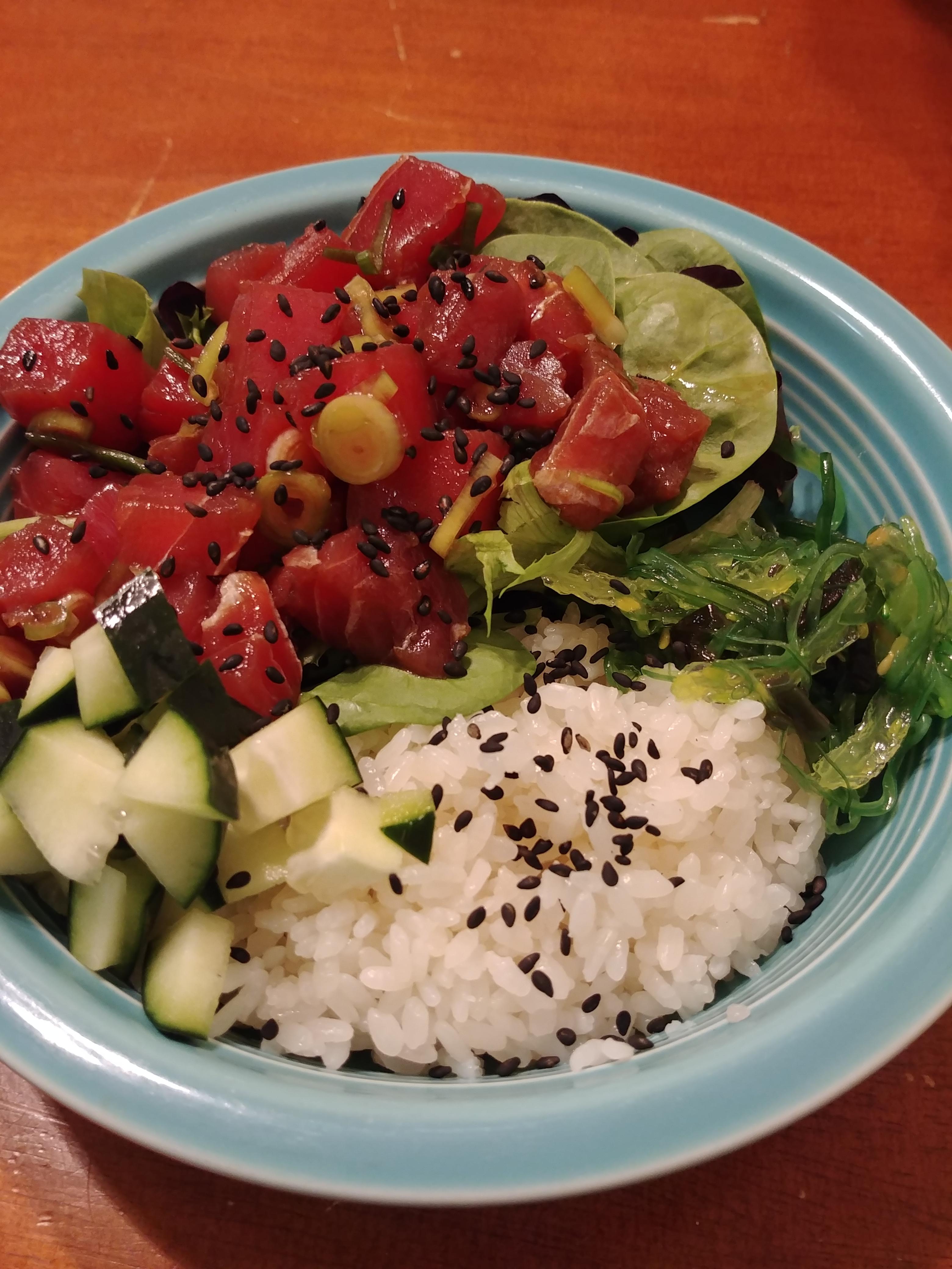 This 400 calorie poke bowl I made for dinner really hit the spot! r