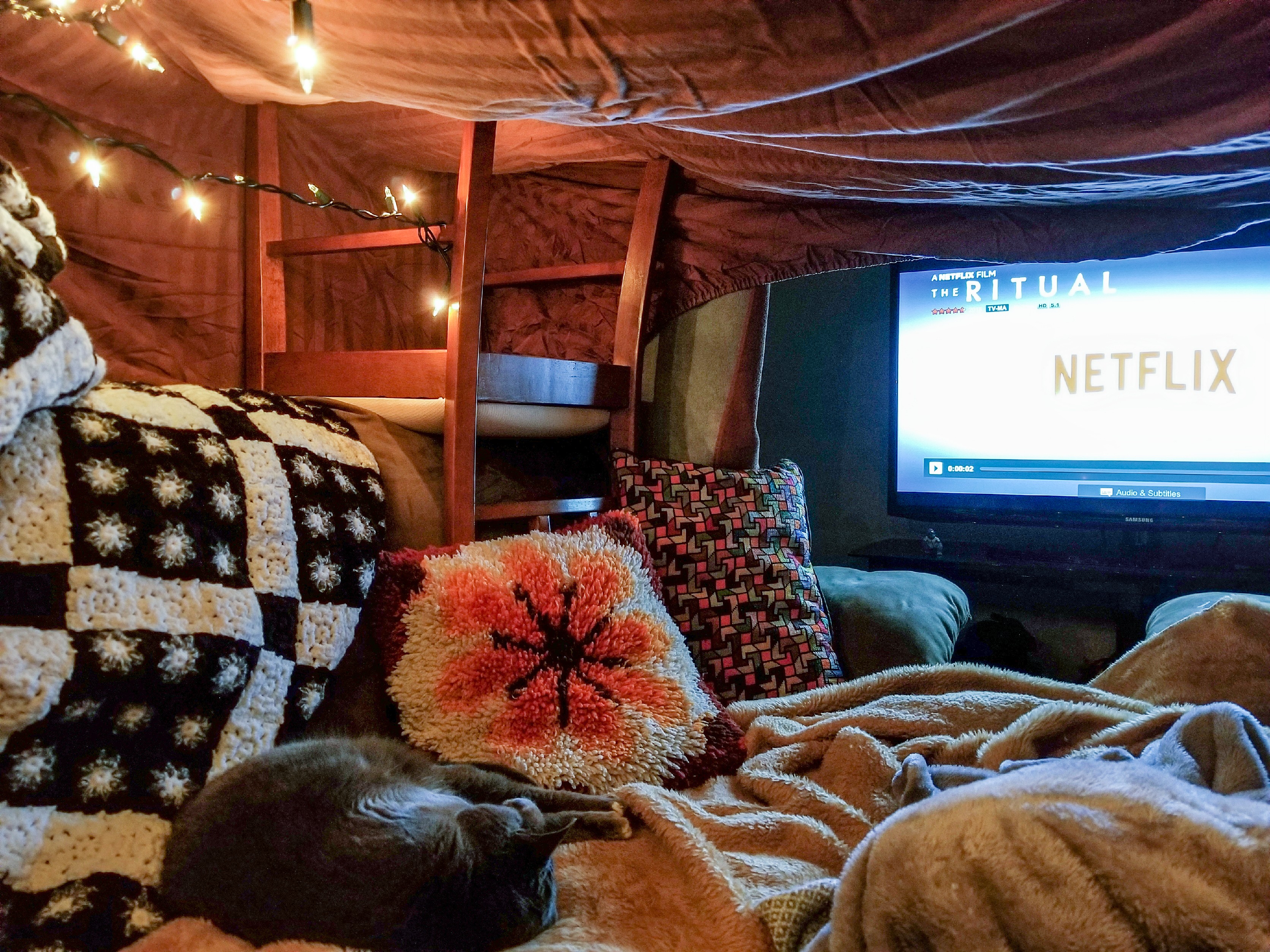 Blanket fort I made out of 2 couches while bf was away. r/CozyPlaces