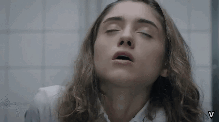 Natalia Dyer fingering herself : jerkofftoceleb