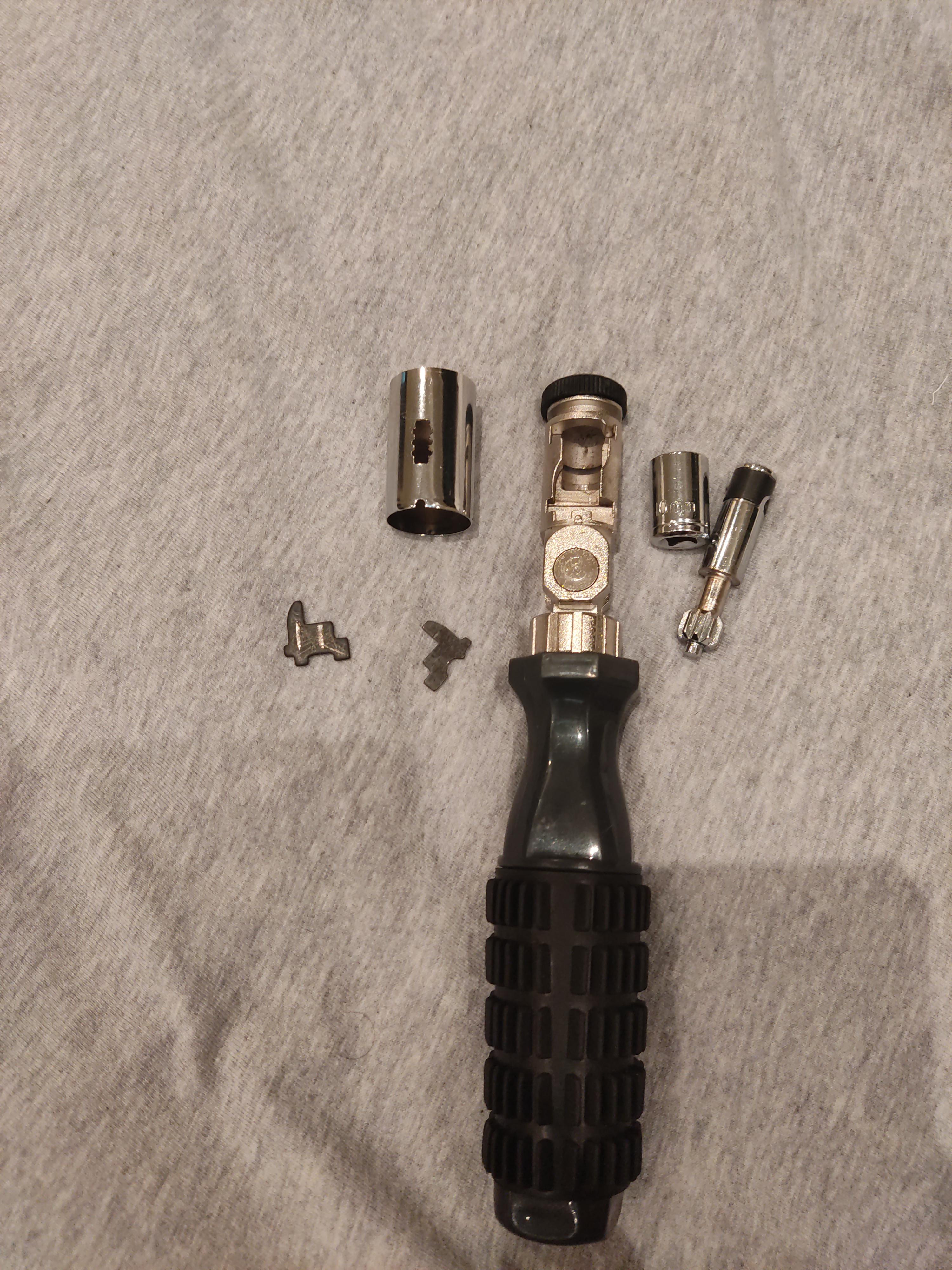 2007 Honda Civic a/c is only blowing out hot air. Is there a fuse I