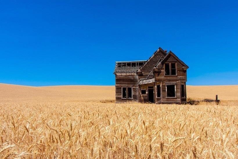 Abandoned house in the middle of no where r/pics