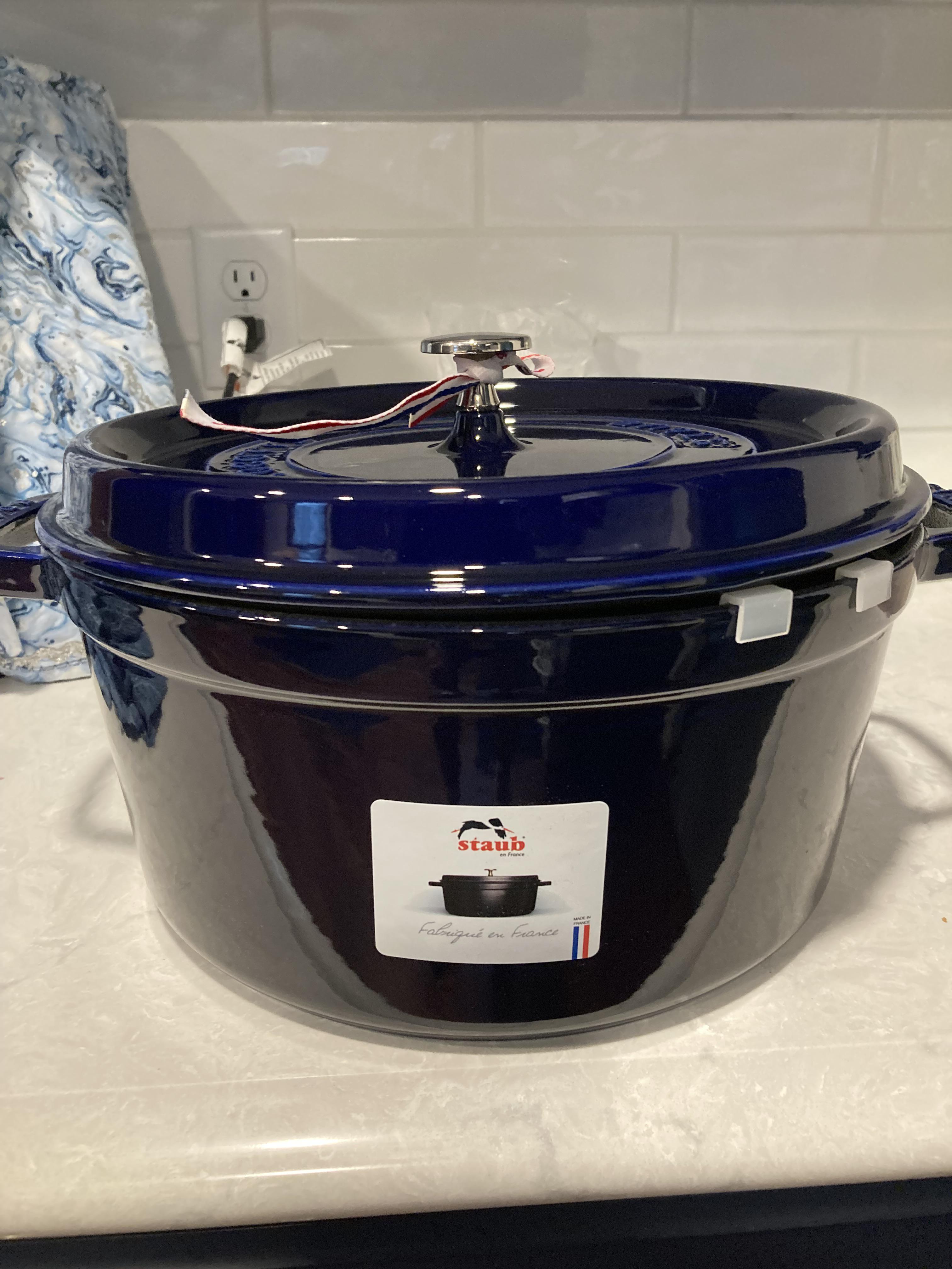 New dutch oven first enameled piece of cast iron 7 qt/6.7 L r