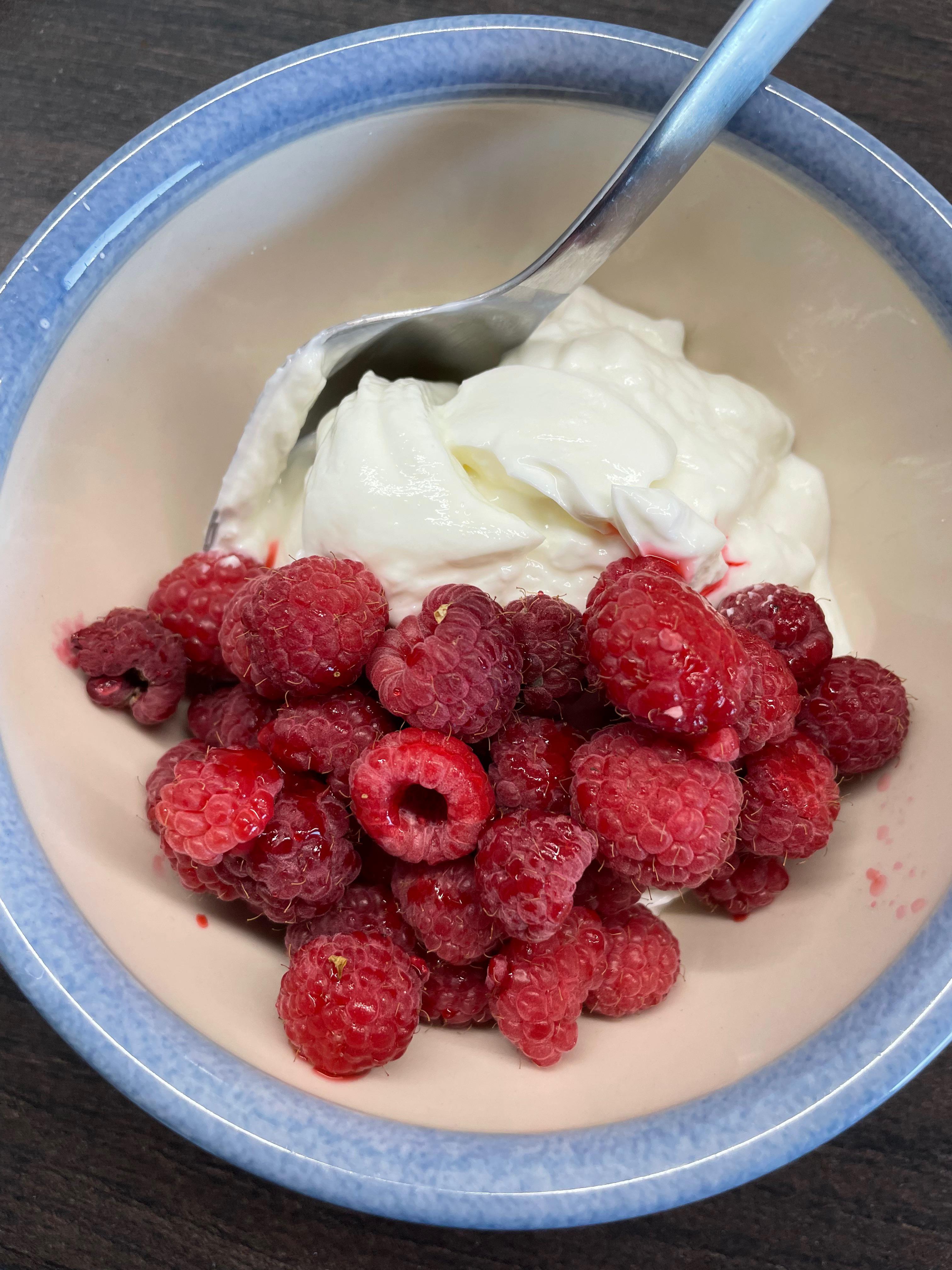 150 kcal breakfast with 20g protein (0,2 quark with raspberries) r