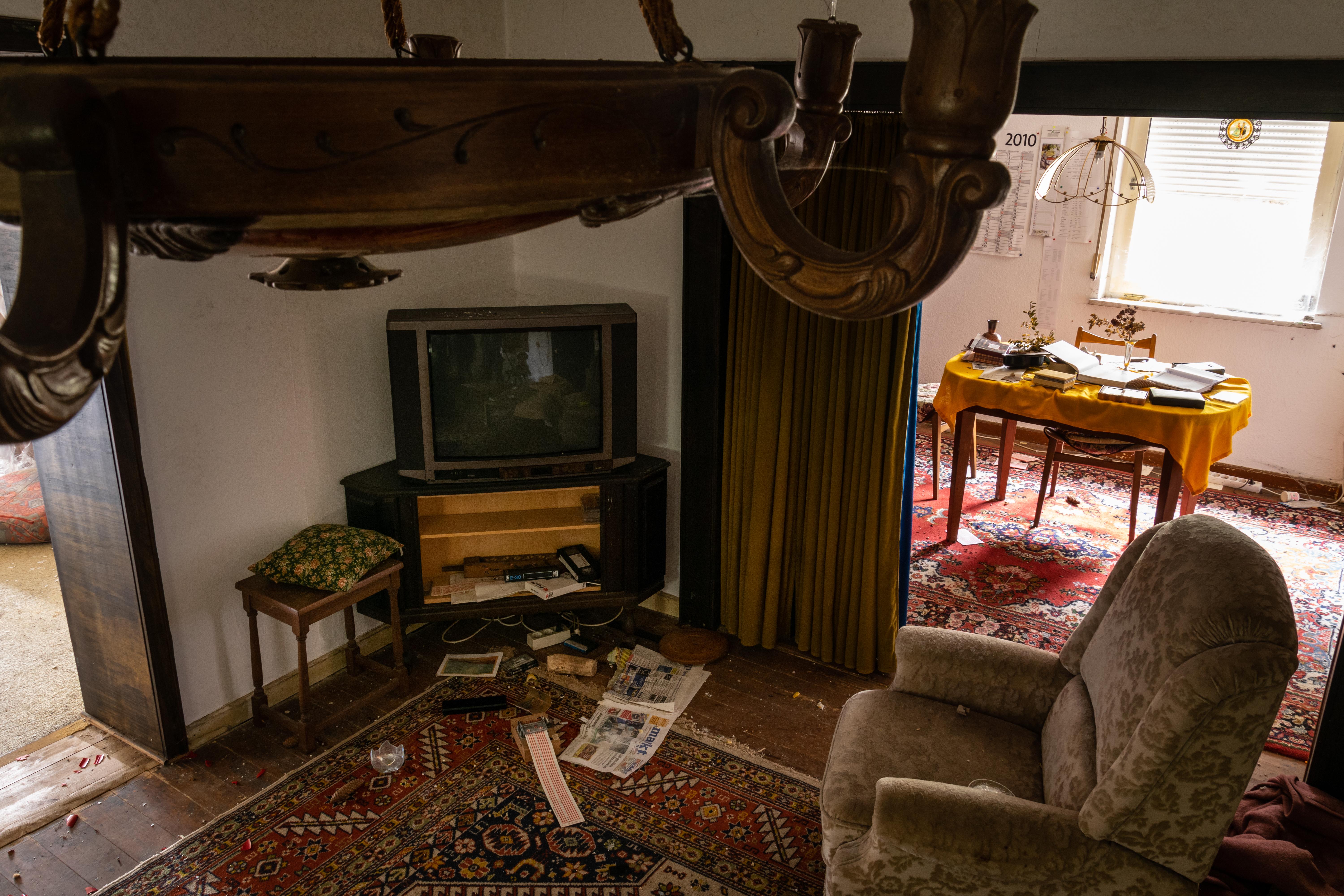 Abandoned home that's still fully furnished [6000x4000] [OC