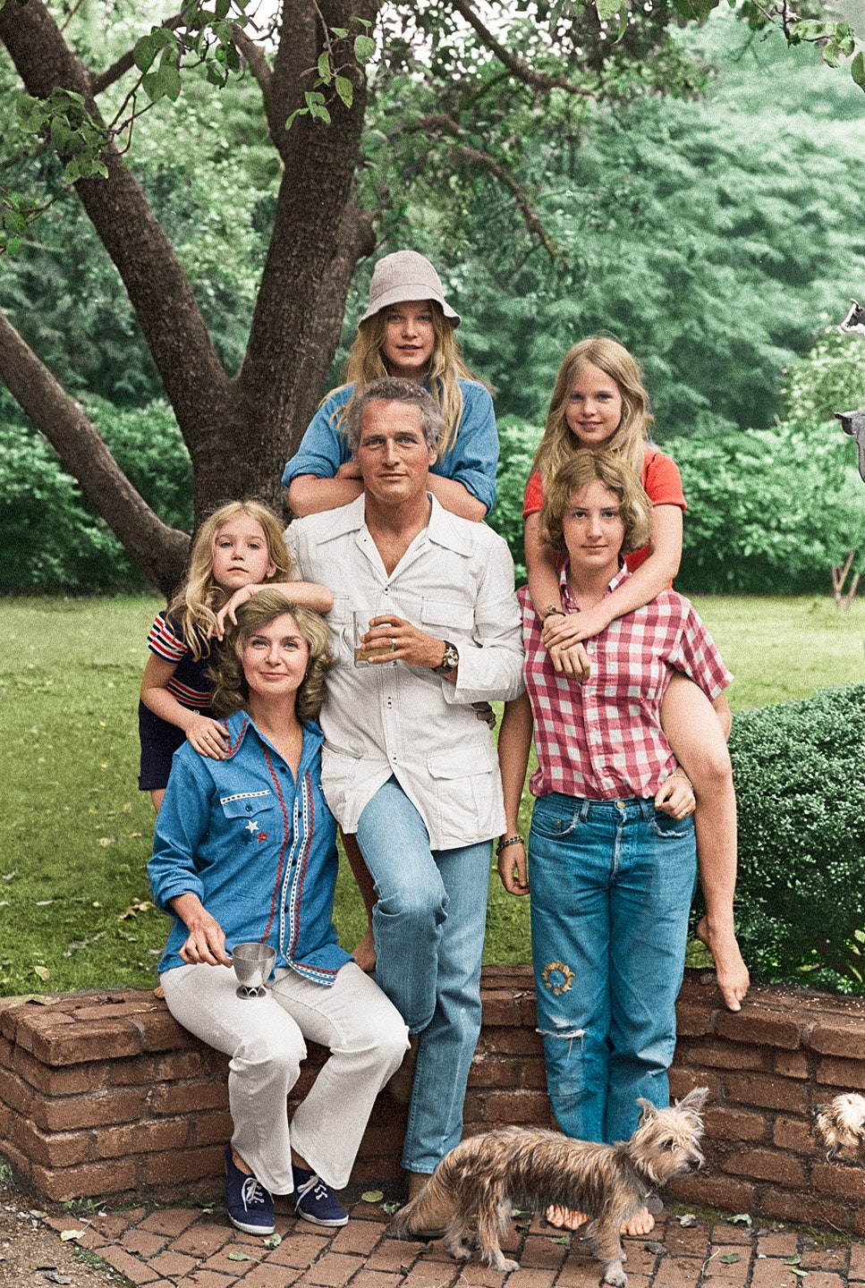 Paul Newman with wife Joanne Woodward and daughters (clockwise from