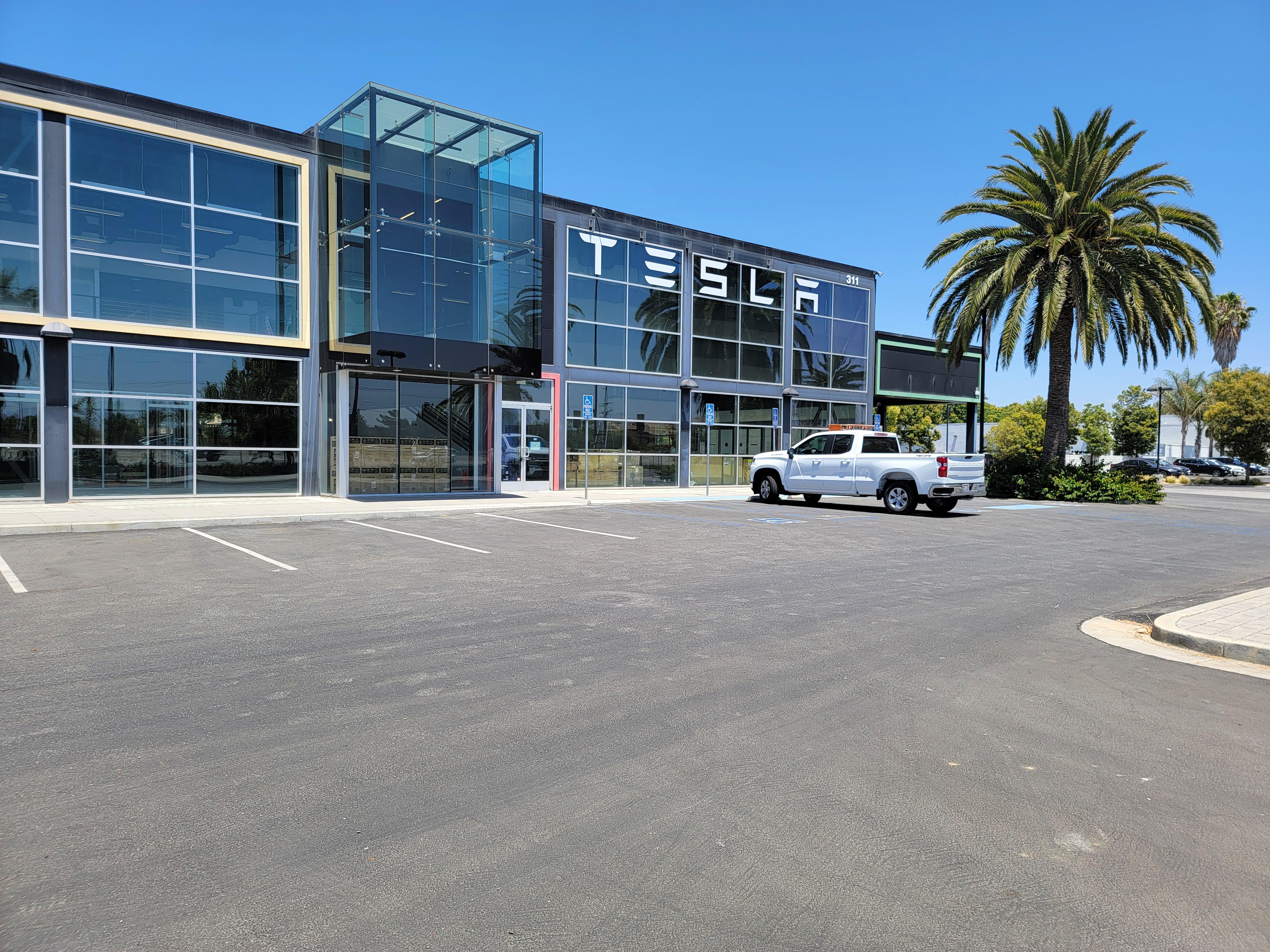Brand new Tesla store in Camarillo, CA r/teslamotors