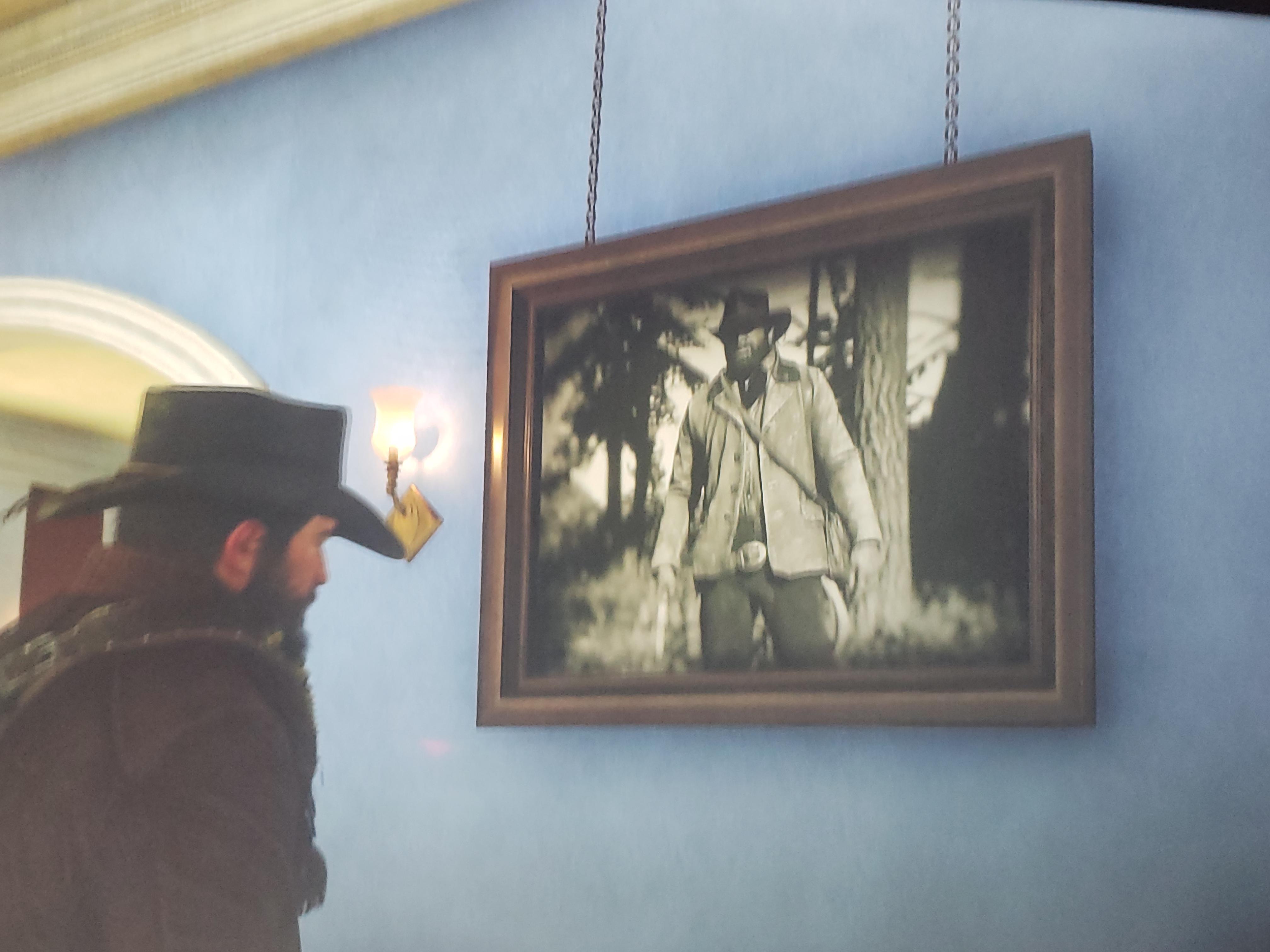 Arthur in a gallery exhibition r/reddeadmysteries