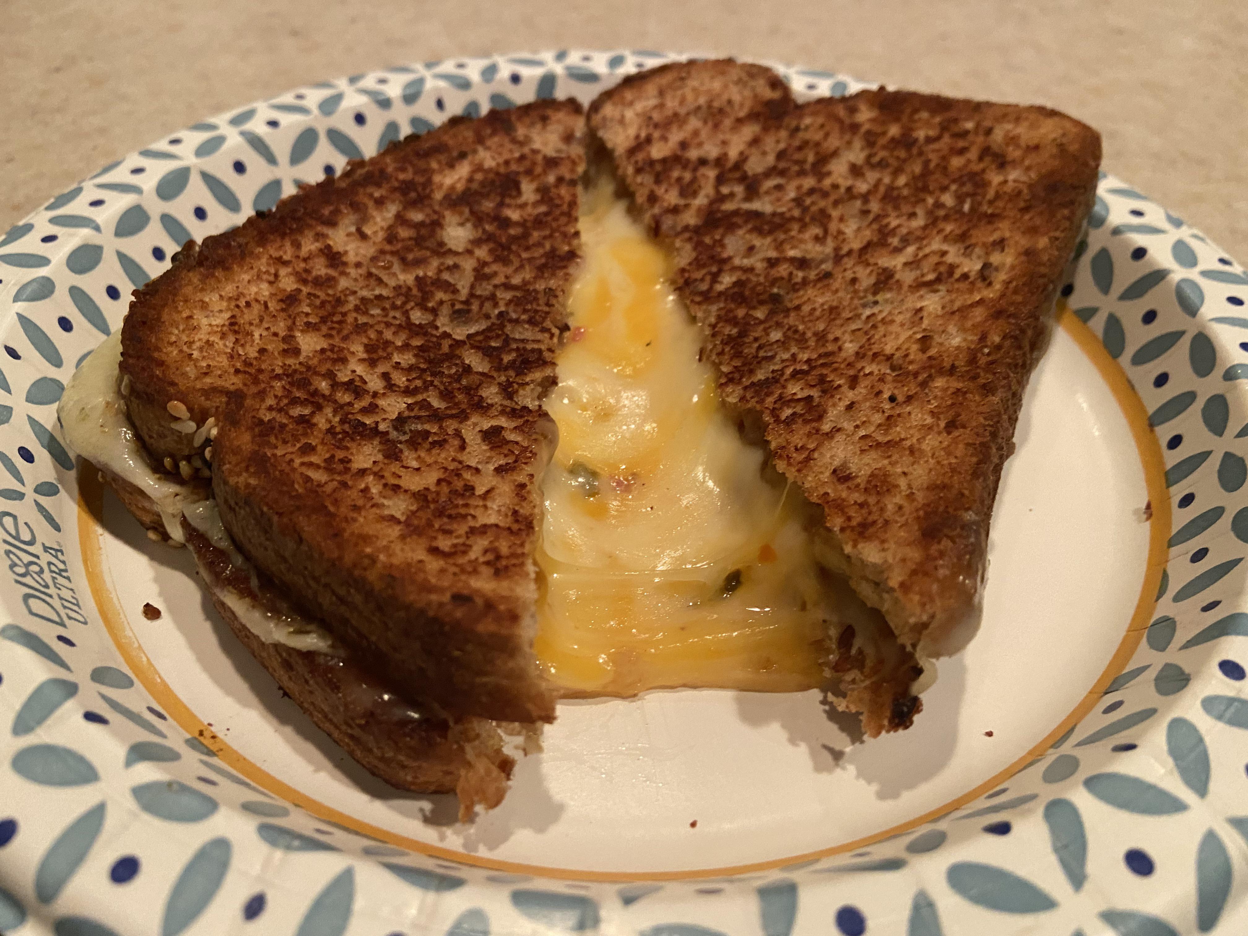 Muenster, colby jack & pepper jack on some multigrain bread 🥵 r