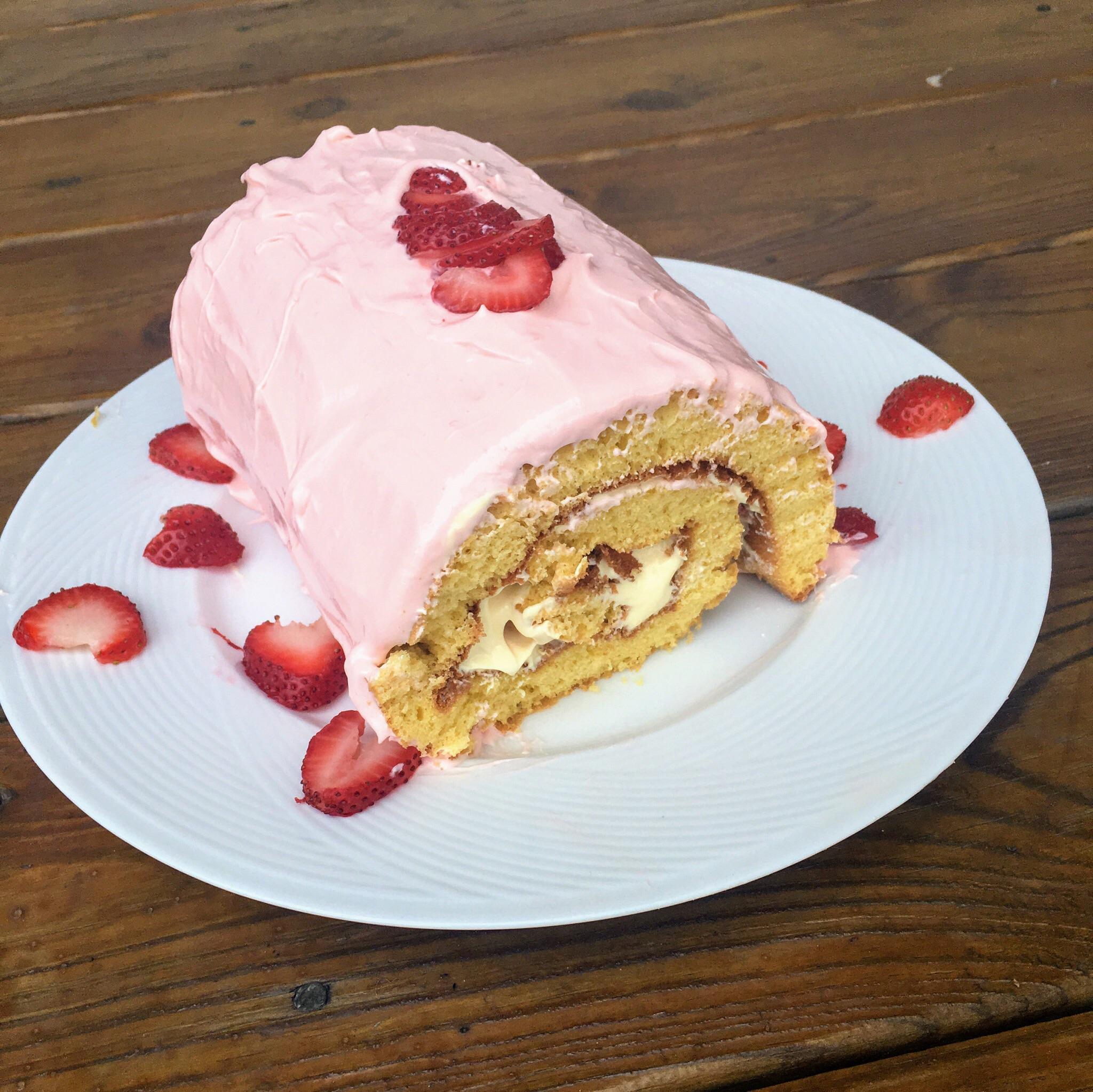 Strawberry Swiss Roll Cake ) r/Baking