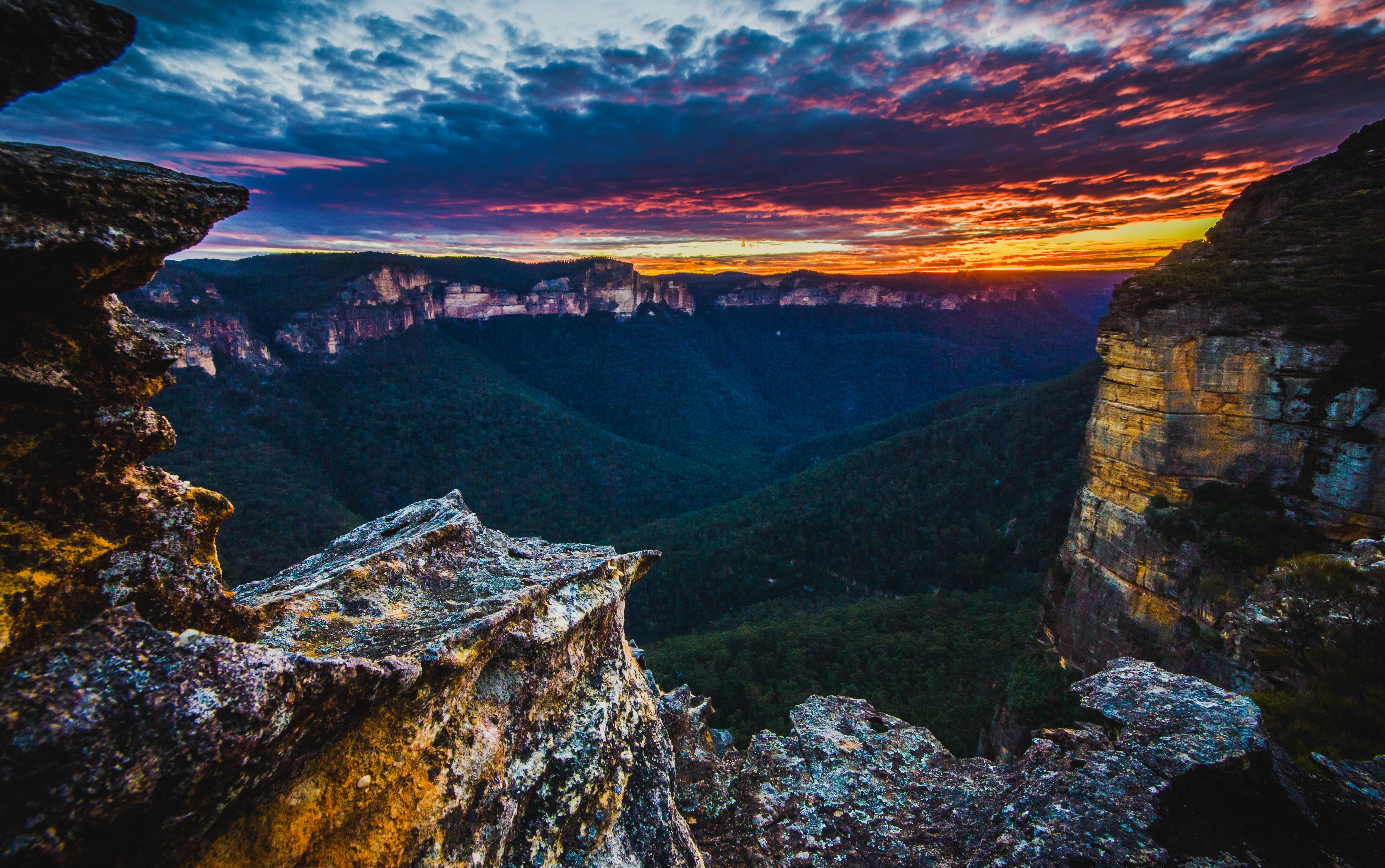 Blue Mountains outside of Sydney, Australia [OC] [4333 x 2716] r