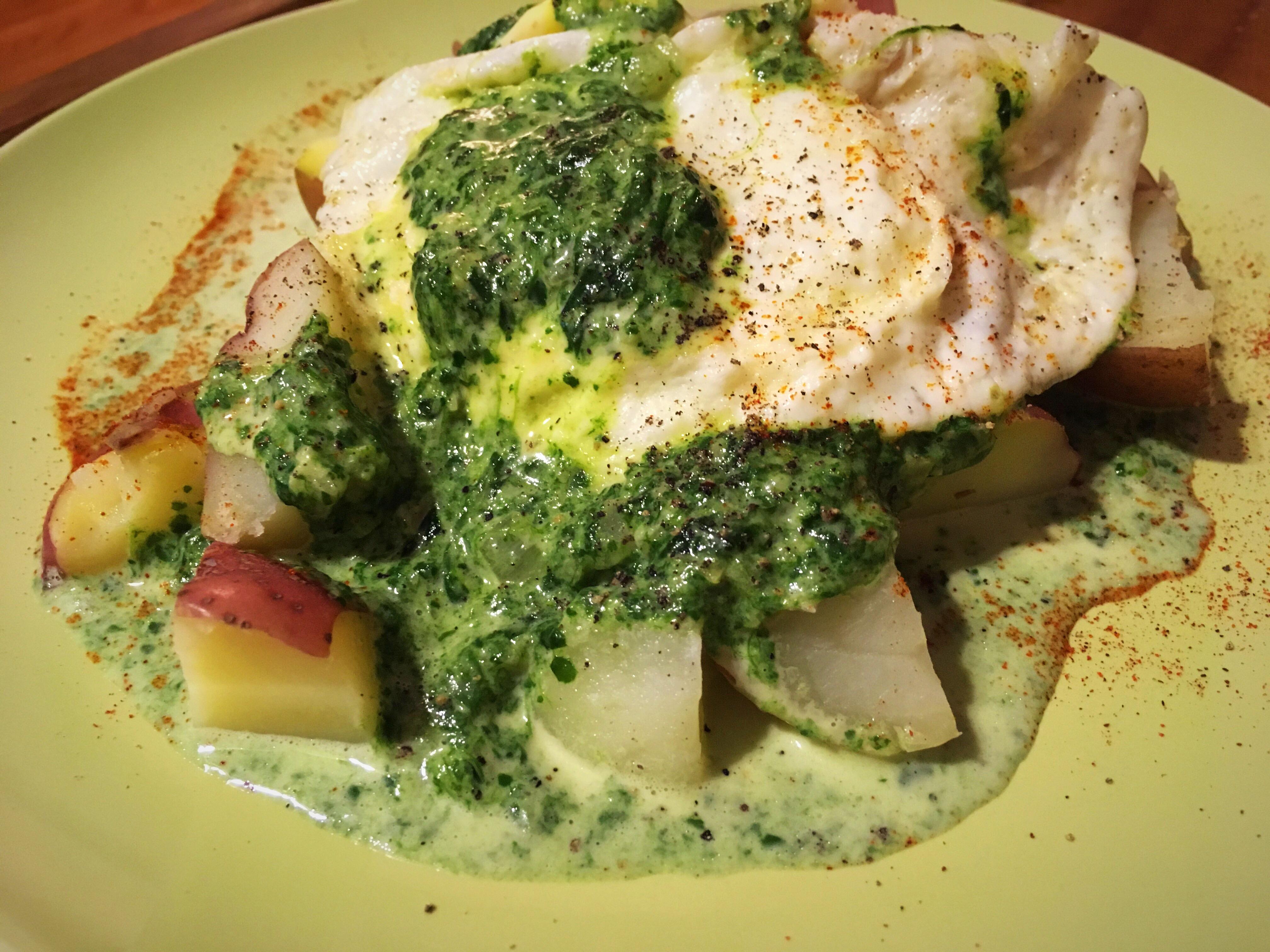 Creamed spinach on top potatoes with eggs [homemade] r/food