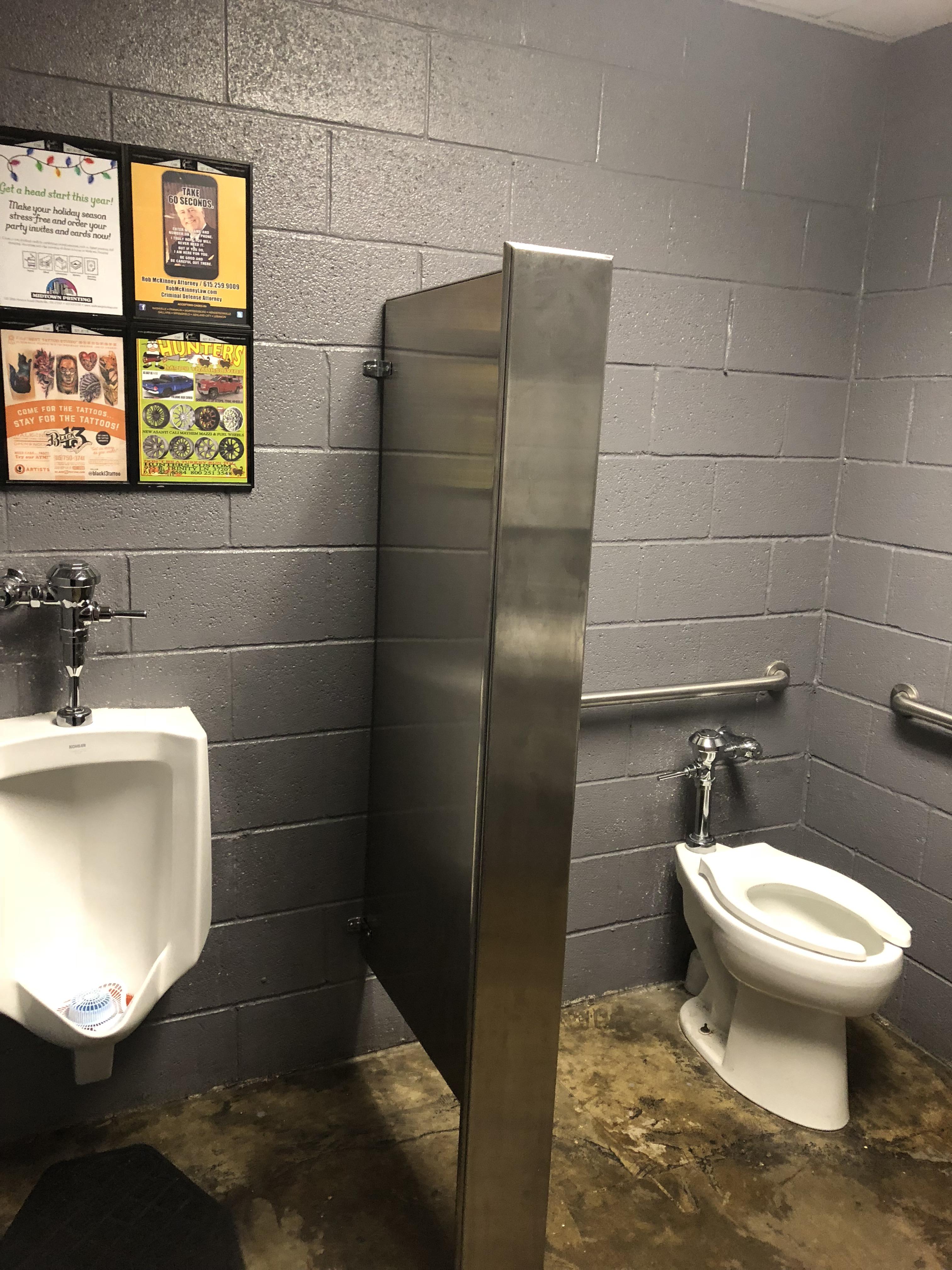 Bar bathrooms that don’t have a private stall r/mildlyinfuriating
