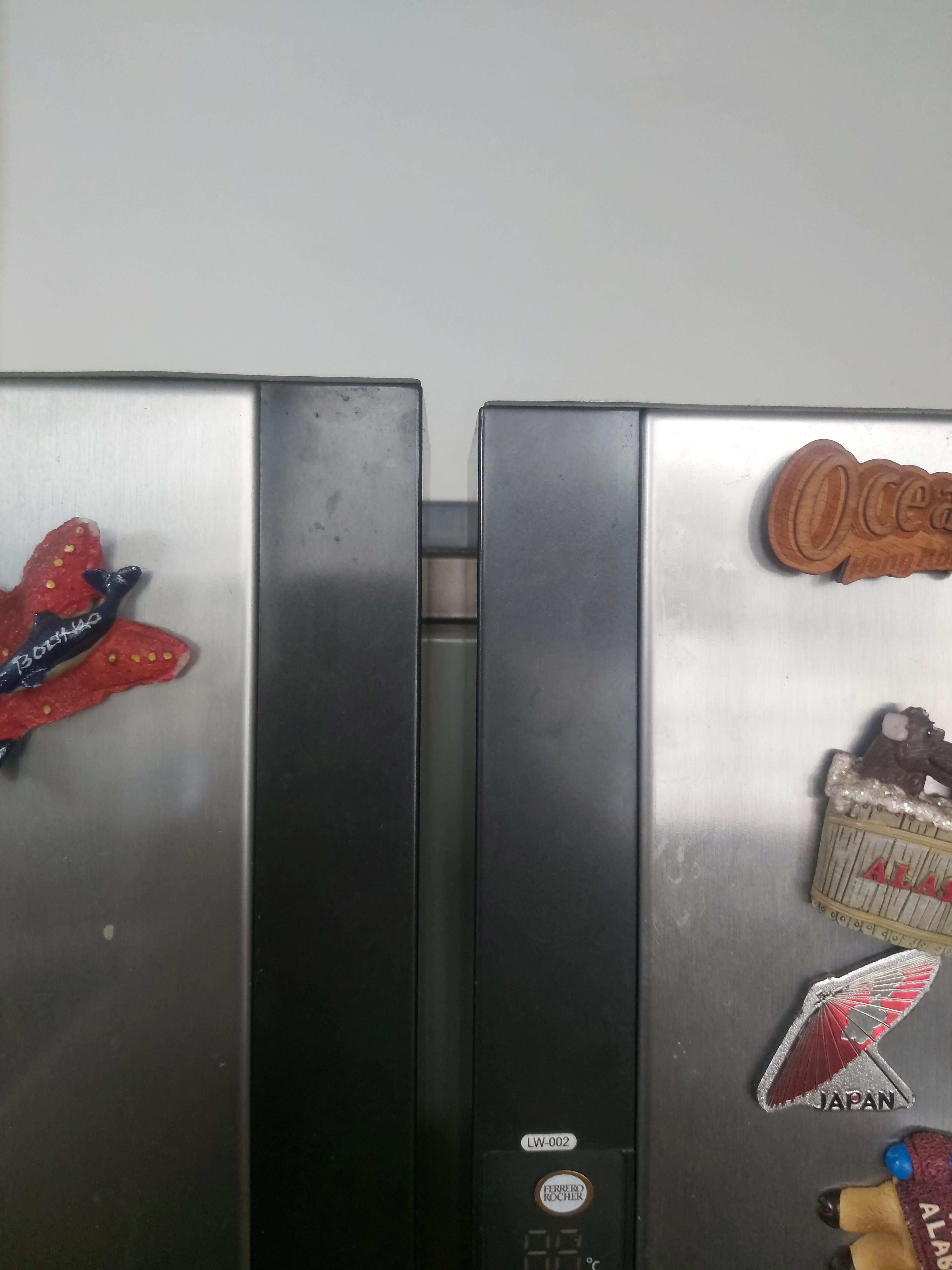 these uneven refrigerator doors my parents own r/mildlyinfuriating