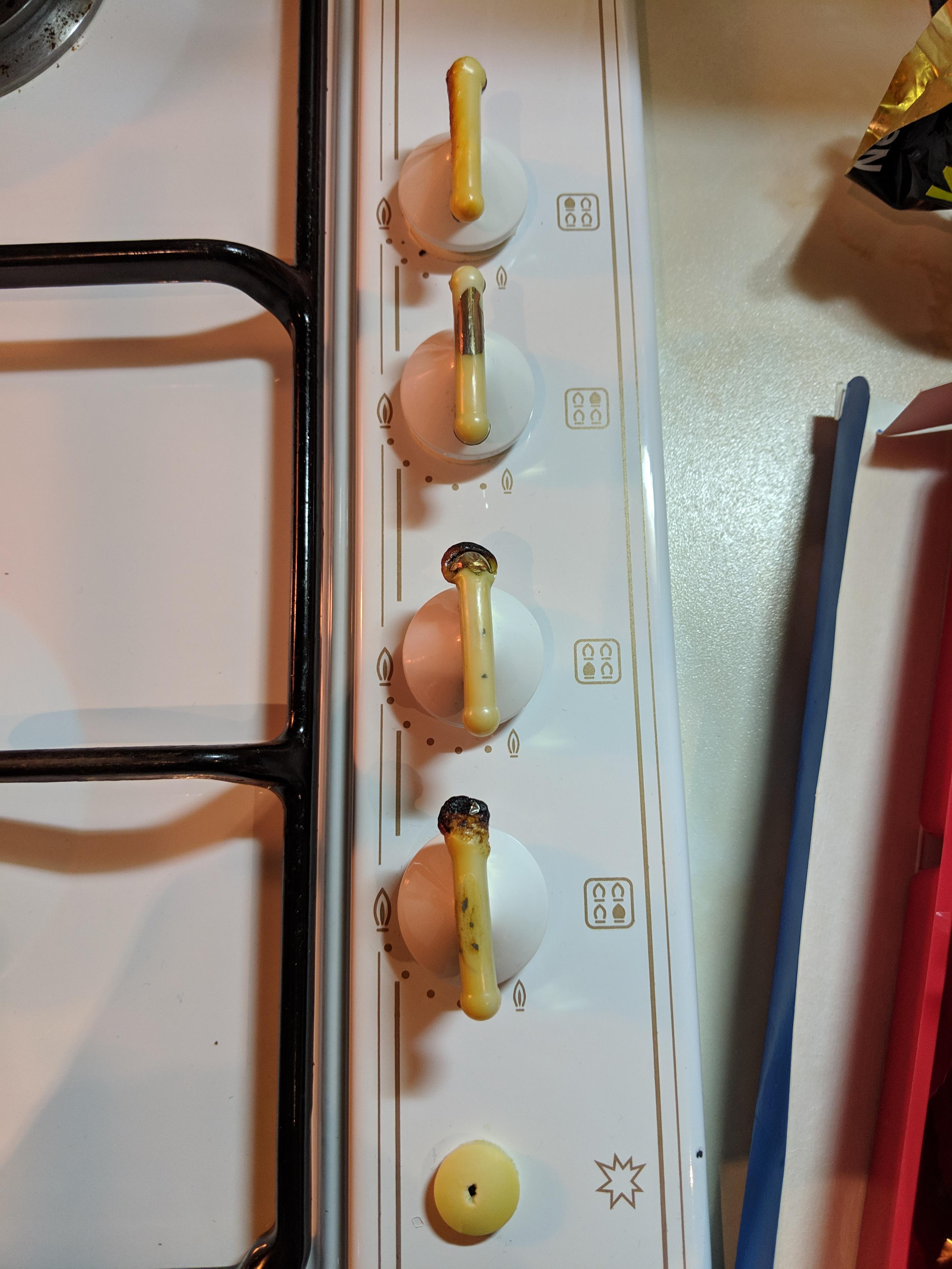 The meltable knobs on this hob turn right into the fire and... Melt 🔥