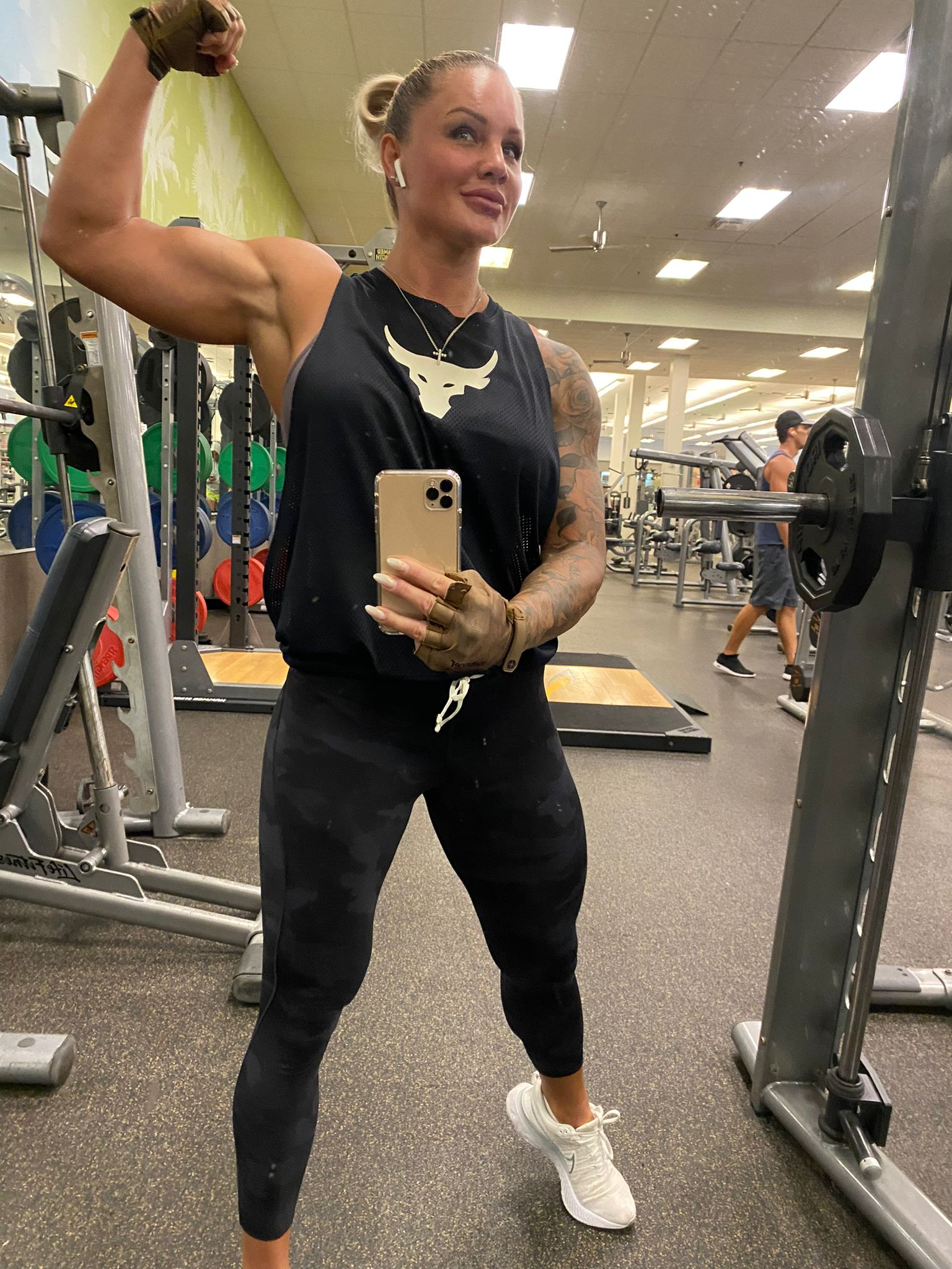 muscle mommy💪🏻 : musclegirl_femdom