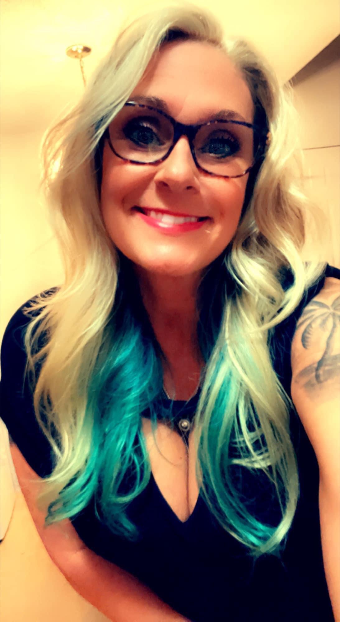 Sexy blue haired MILF 👀🤓💙 AgedBeauty