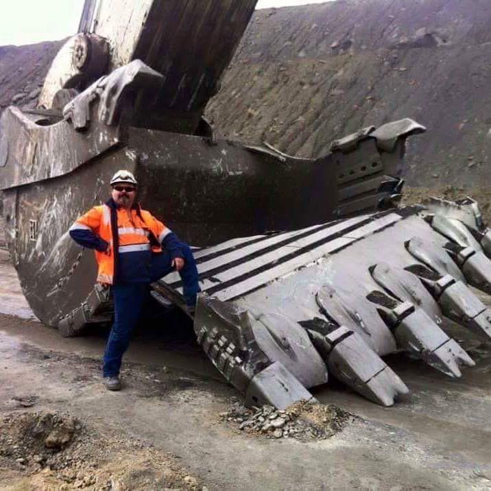 Broken excavator r/ThatLookedExpensive