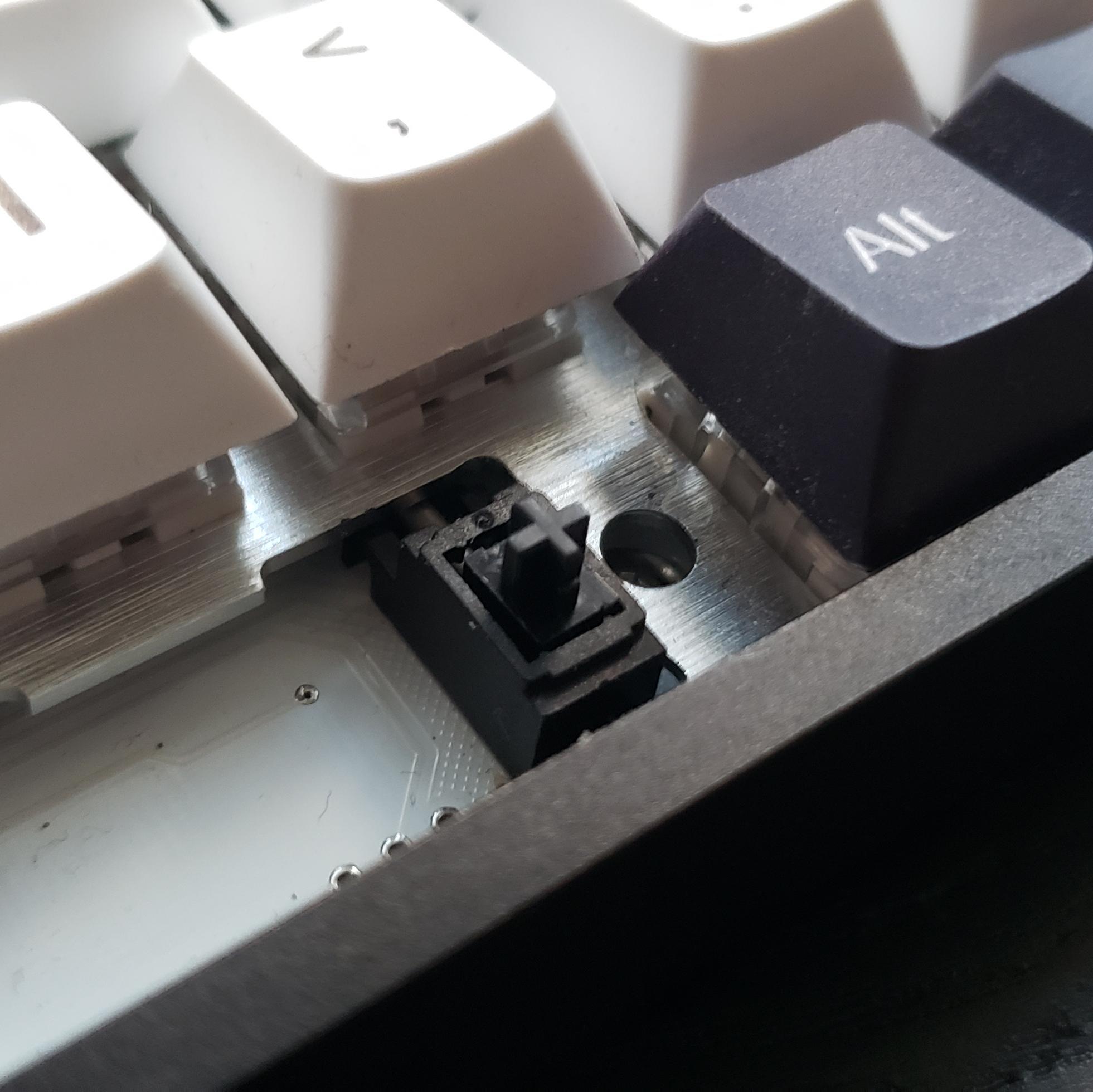 Spacebar stabilizer stuck, how do I fix it? r/MechanicalKeyboards