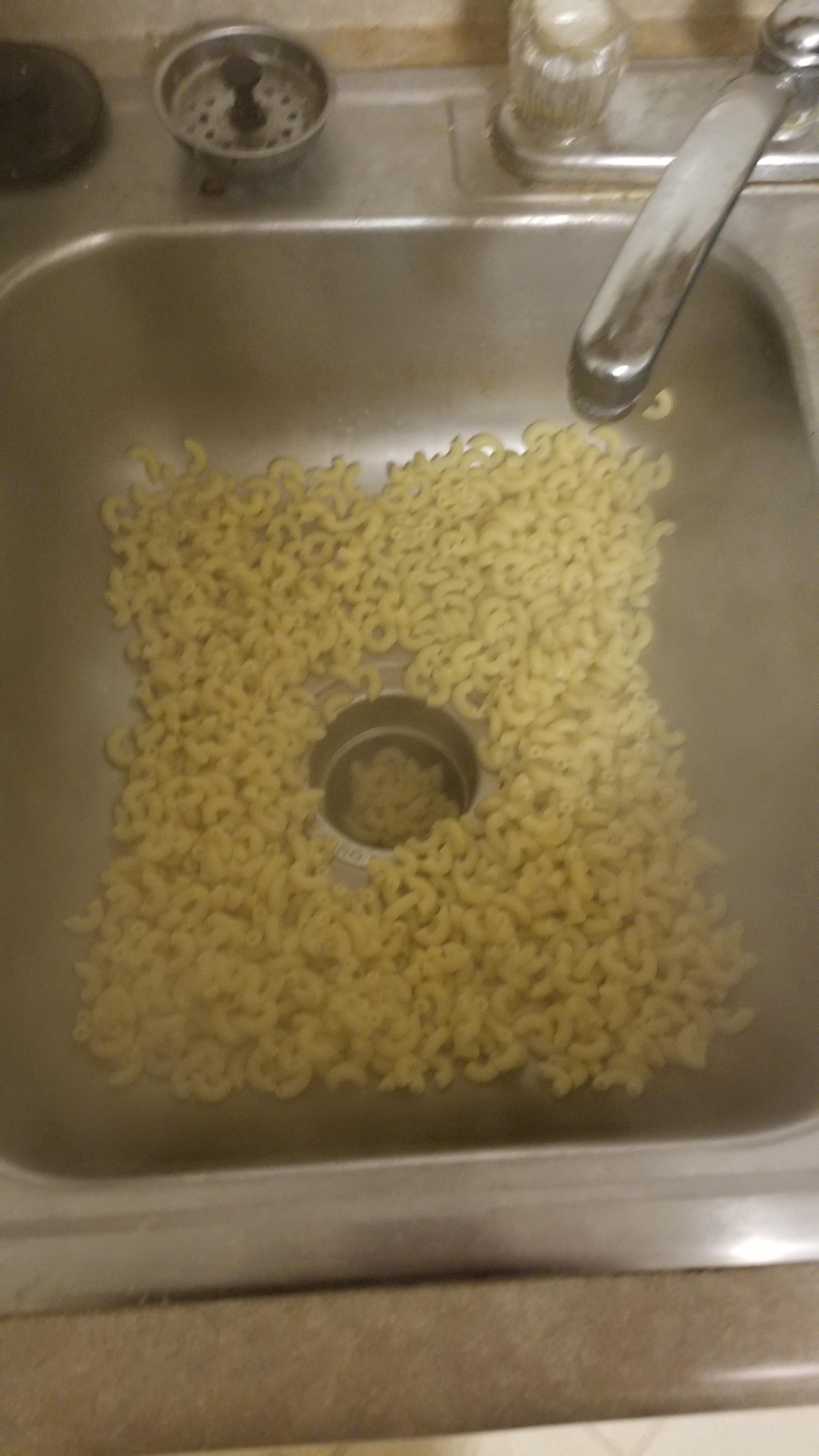 Tried to drain my pasta without a colander r/Wellthatsucks