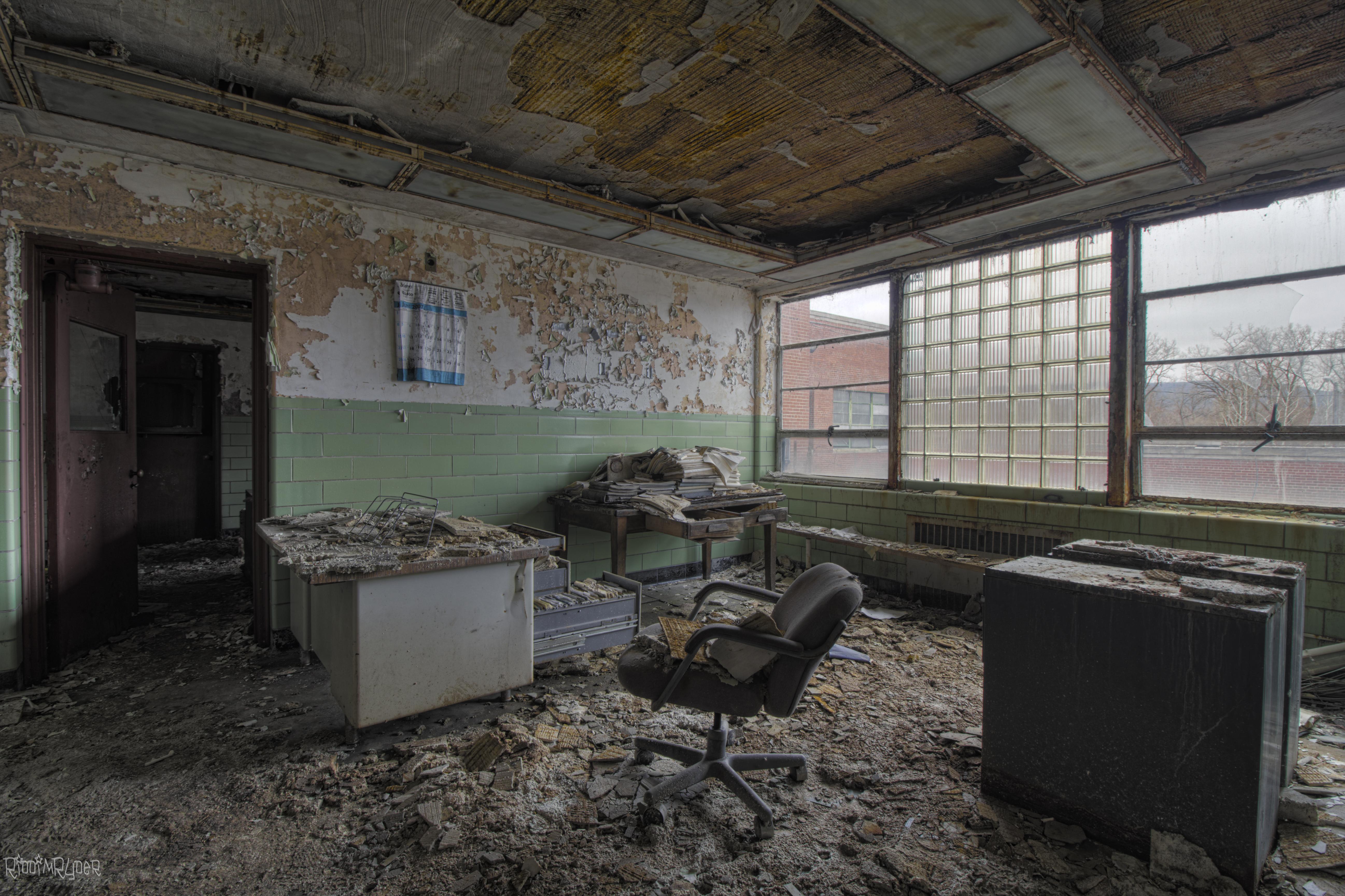 Decayed Office inside an Abandoned Power Plant in New York [5184 x 3456