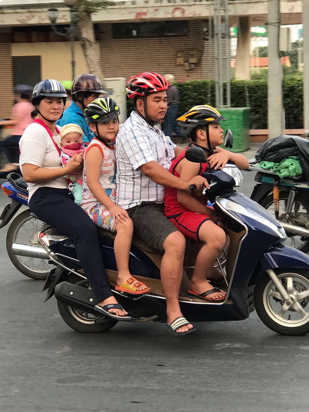 This Vietnamese family of 5, on a scooter r/pics